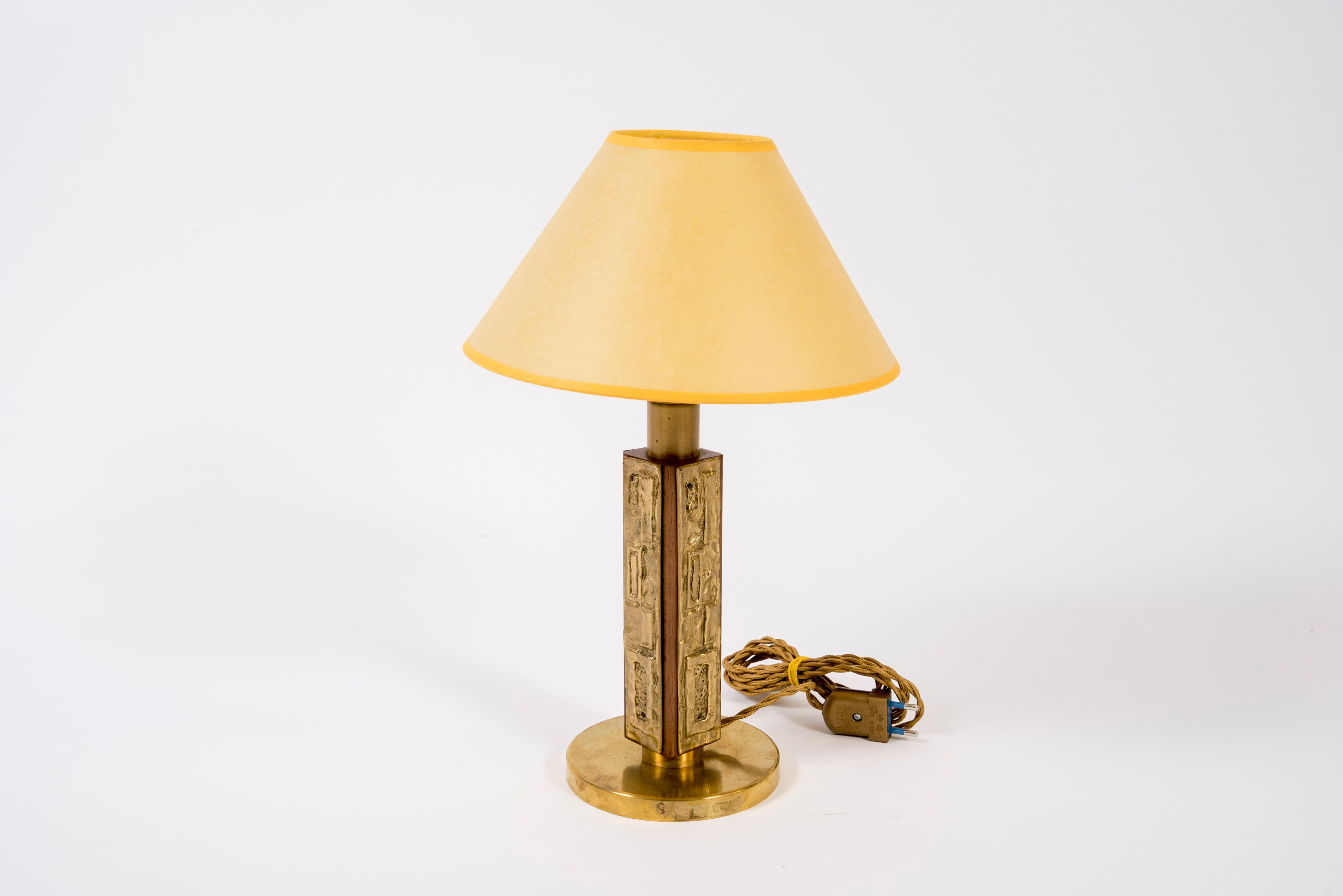 Paire de lampes en bronze et bois d'Angelo Brotto
Italie
1970's
Dimensions données sans ombre
Aucune ombre n'est fournie.