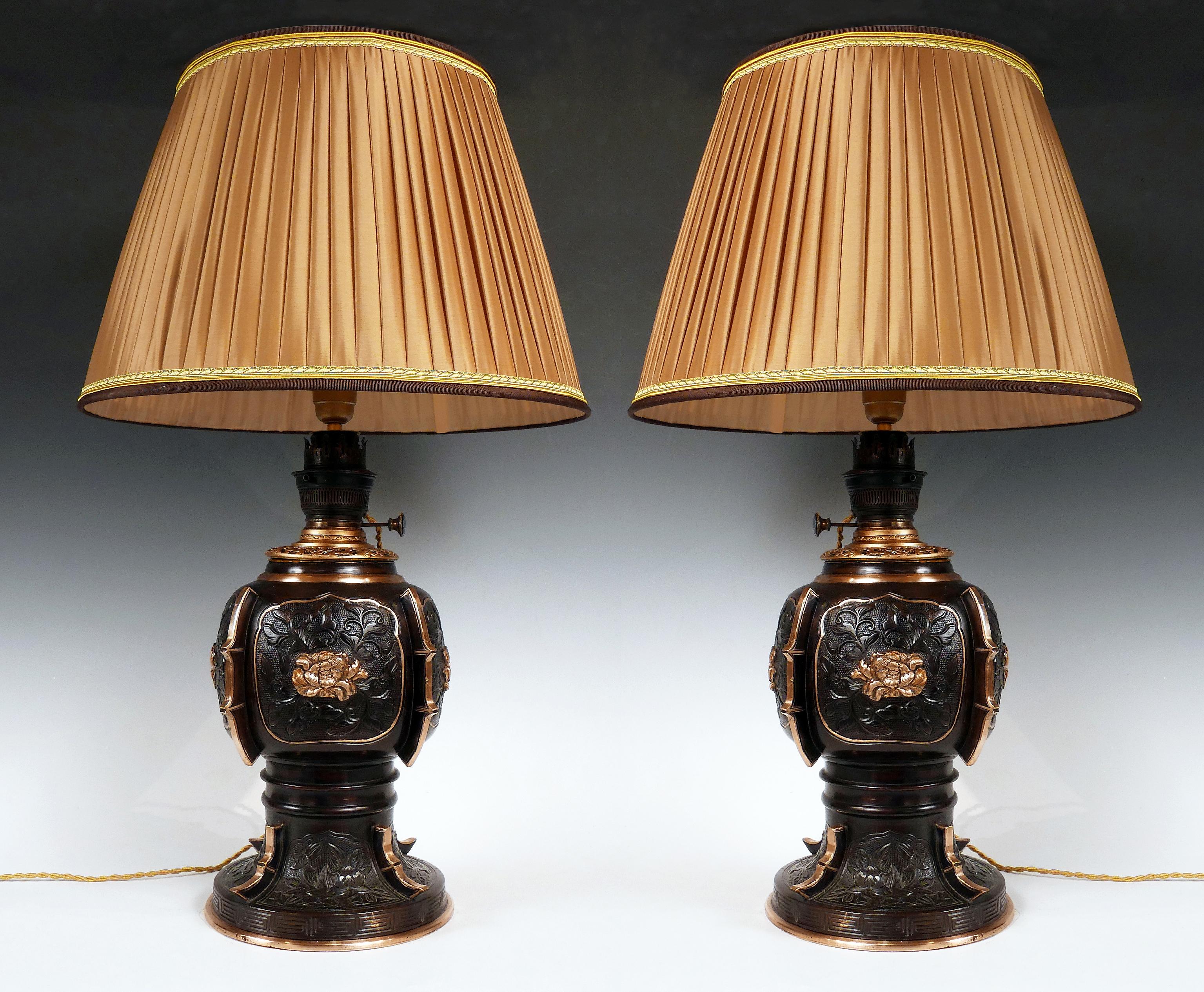Height with lampshade : 73 cm (28,7 in.) ; Diameter lampshade : 44,5 cm (17,5 in.) ; 
Diameter base : 22 cm (8,6 in.)
Beautiful pair of patinated and gilded bronze China vases mounted as lamps, decorated with flowers and foliage in cartouches.