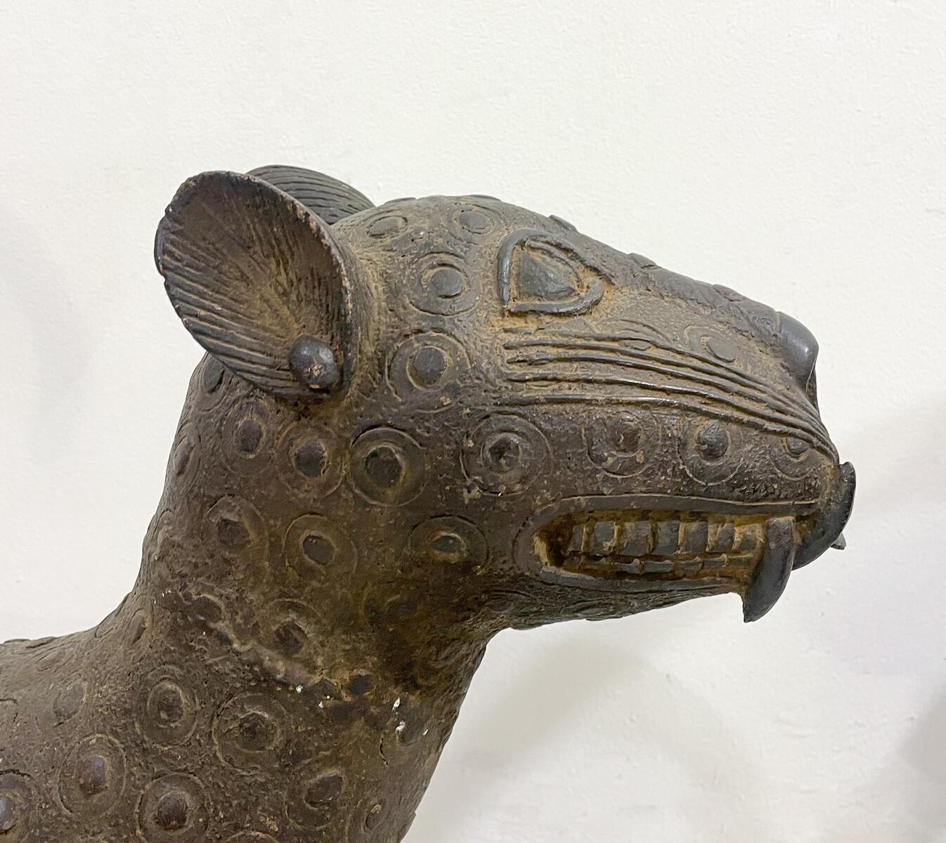 Metà XX secolo Coppia di leopardi in bronzo, anni '30 in vendita