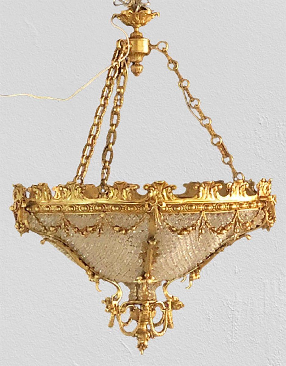 Ein Paar großer und beeindruckender Kronleuchter aus Doré oder vergoldeter Bronze im Louis XVI-Stil mit Perlen und Fliegendekor. Diese feinen Korbperlen-Kronleuchter haben einen breiten Kristallkorb, der von einem dorierten Bronzerahmen mit