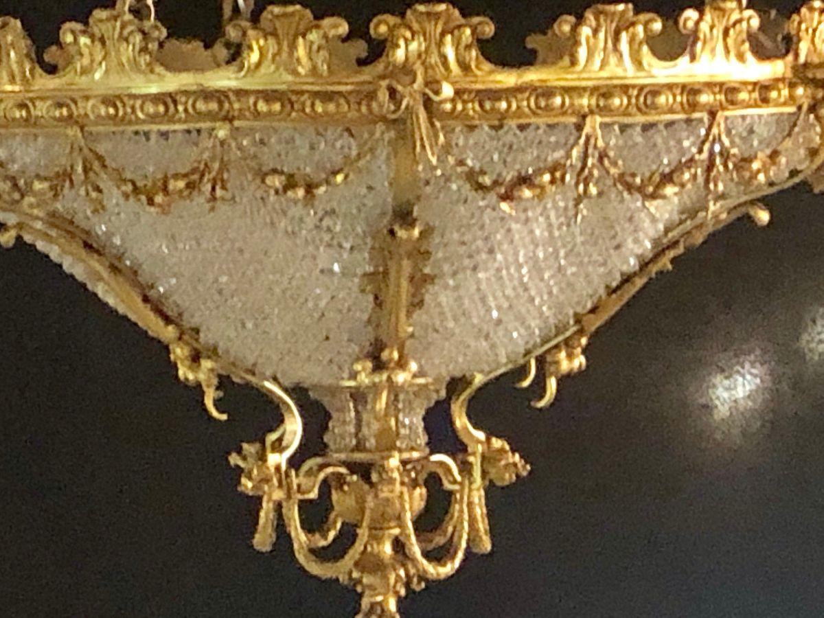 Louis XVI Stil, große Kronleuchter, Gold, Bronze, Messing, Kristall, Europa, 1940er Jahre im Zustand „Gut“ im Angebot in Stamford, CT