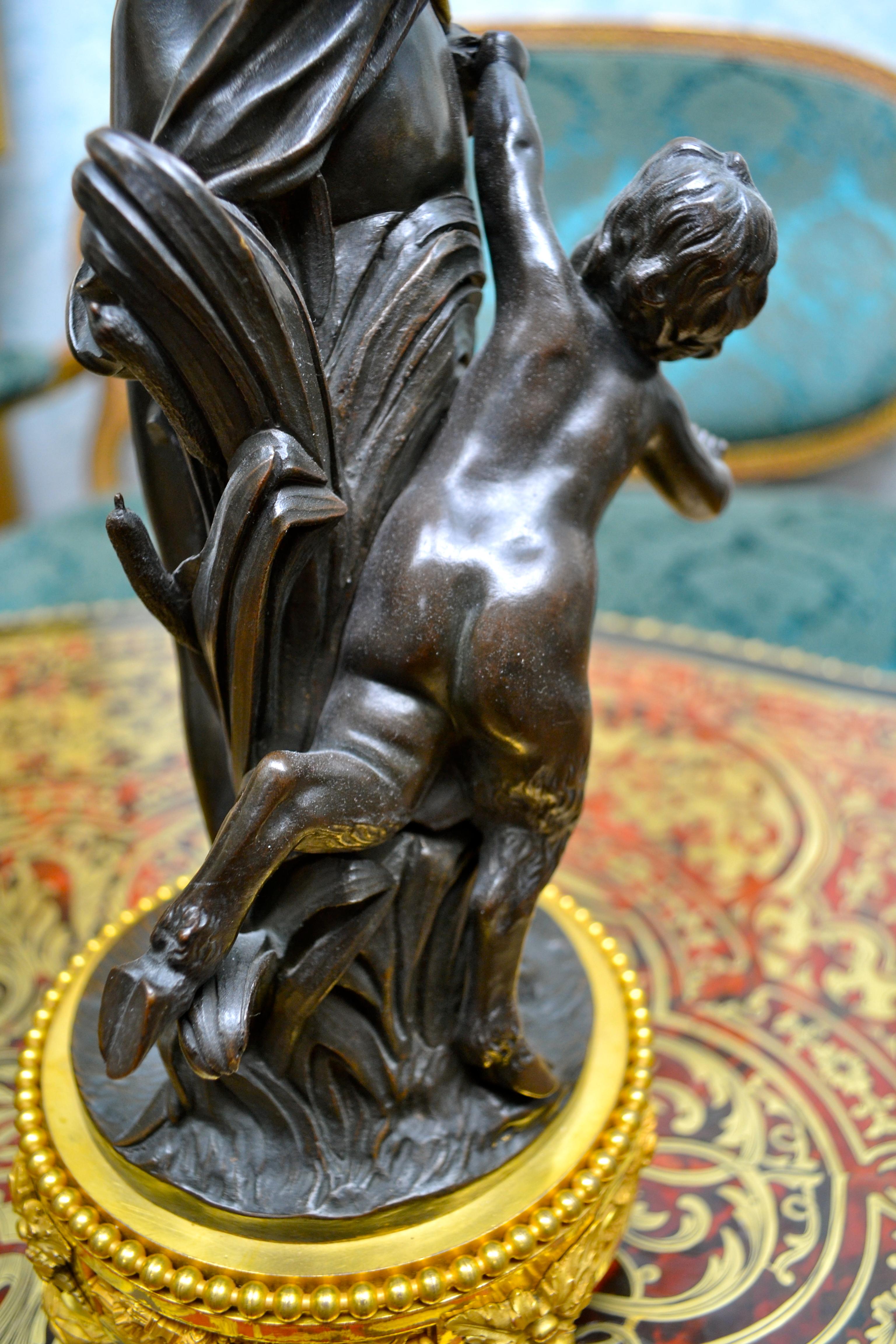 Paire de bronzes français en bronze  Candélabres figuratifs de style Louis XVI d'après Clodion en vente 7