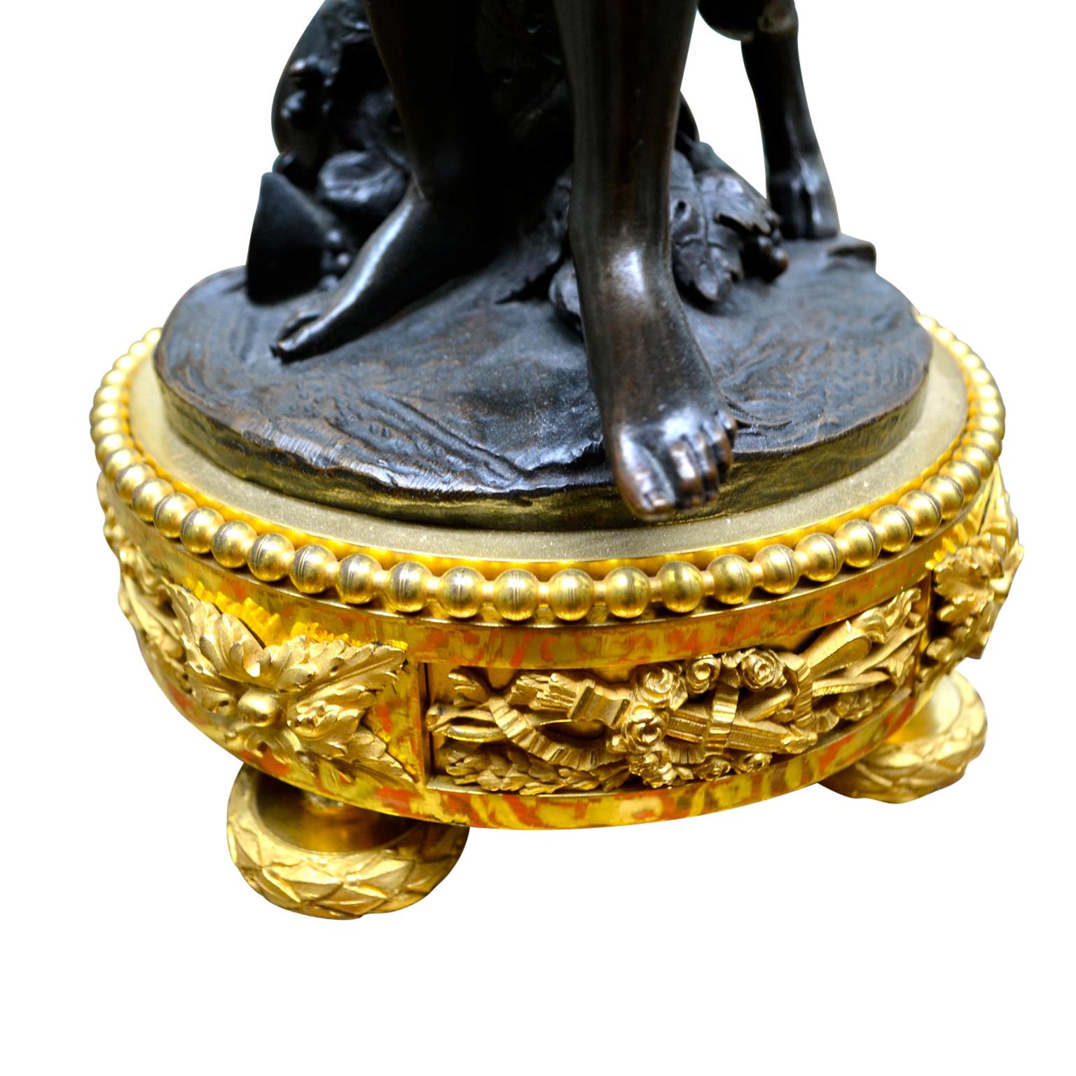 Paire de bronzes français en bronze  Candélabres figuratifs de style Louis XVI d'après Clodion en vente 3