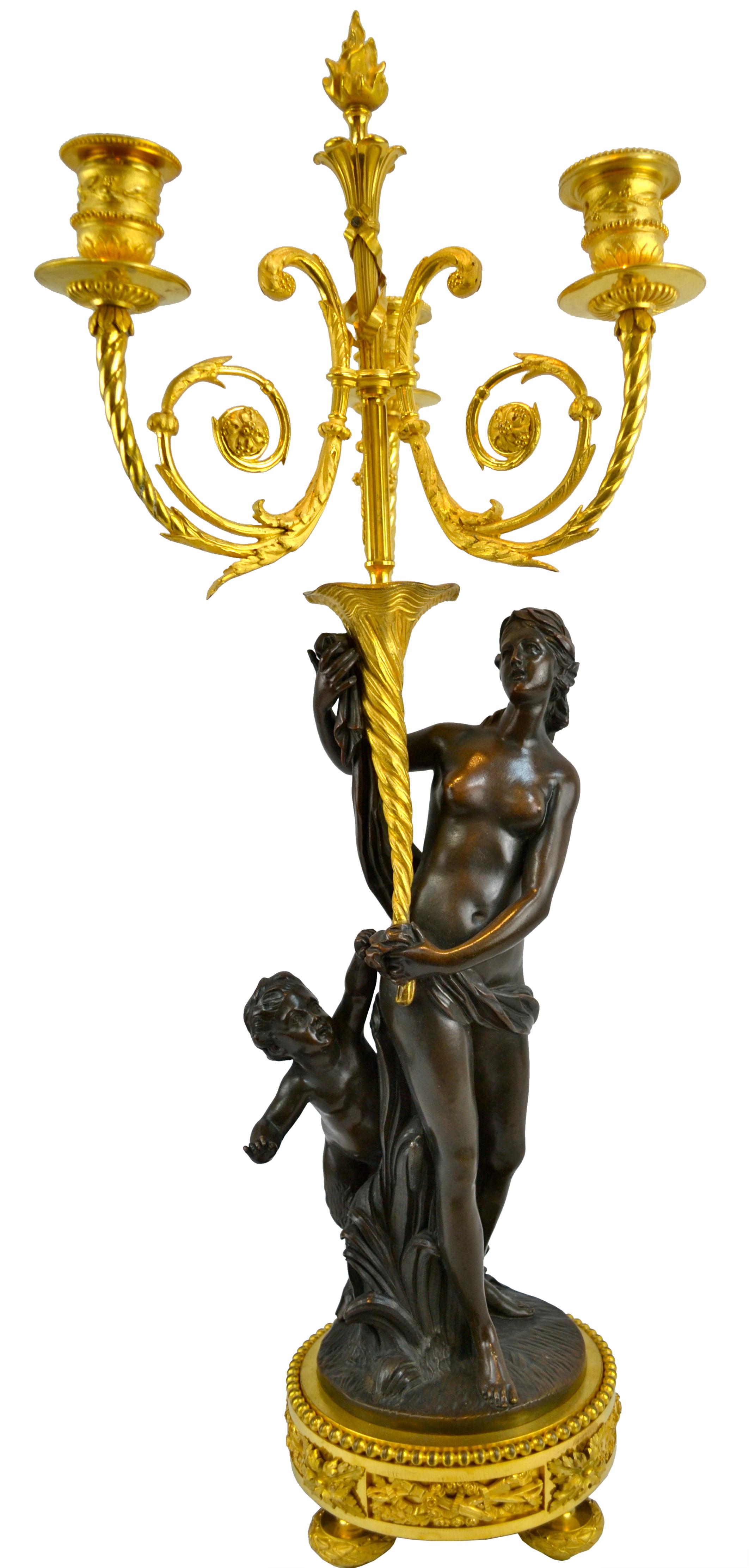 Patiné Paire de bronzes français en bronze  Candélabres figuratifs de style Louis XVI d'après Clodion en vente