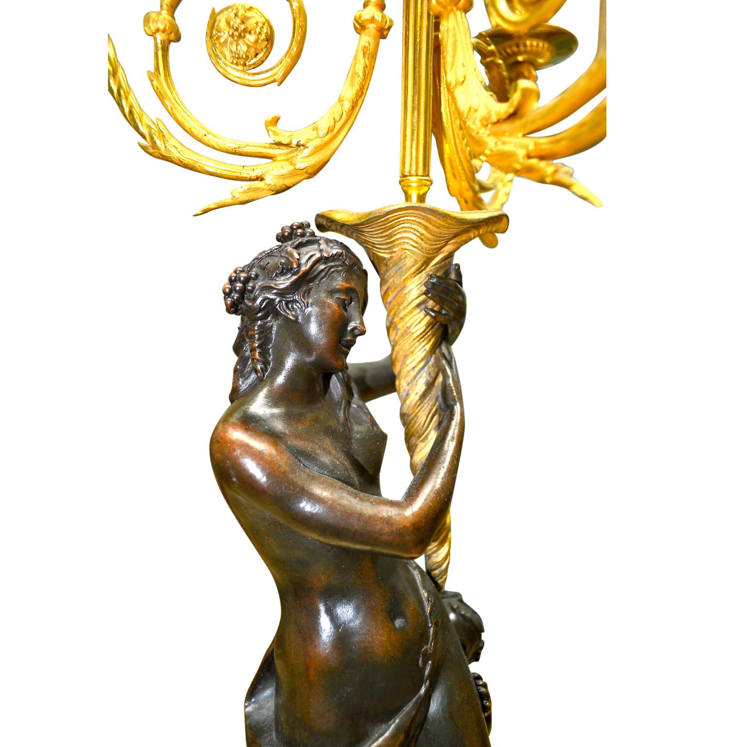 XIX secolo Coppia di candelabri figurativi in bronzo in stile Luigi XVI dopo Clodion in vendita