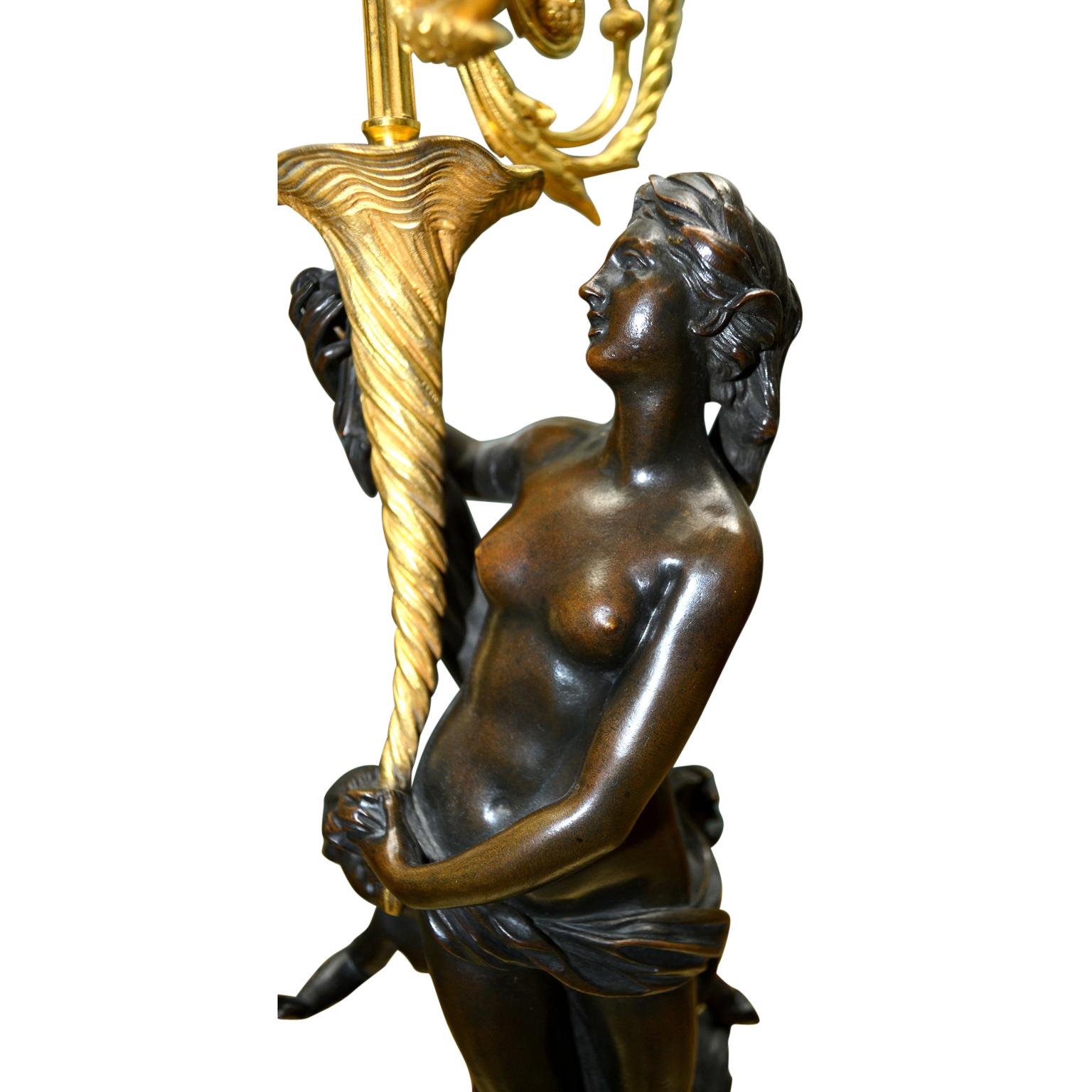 Bronze Paire de bronzes français en bronze  Candélabres figuratifs de style Louis XVI d'après Clodion en vente