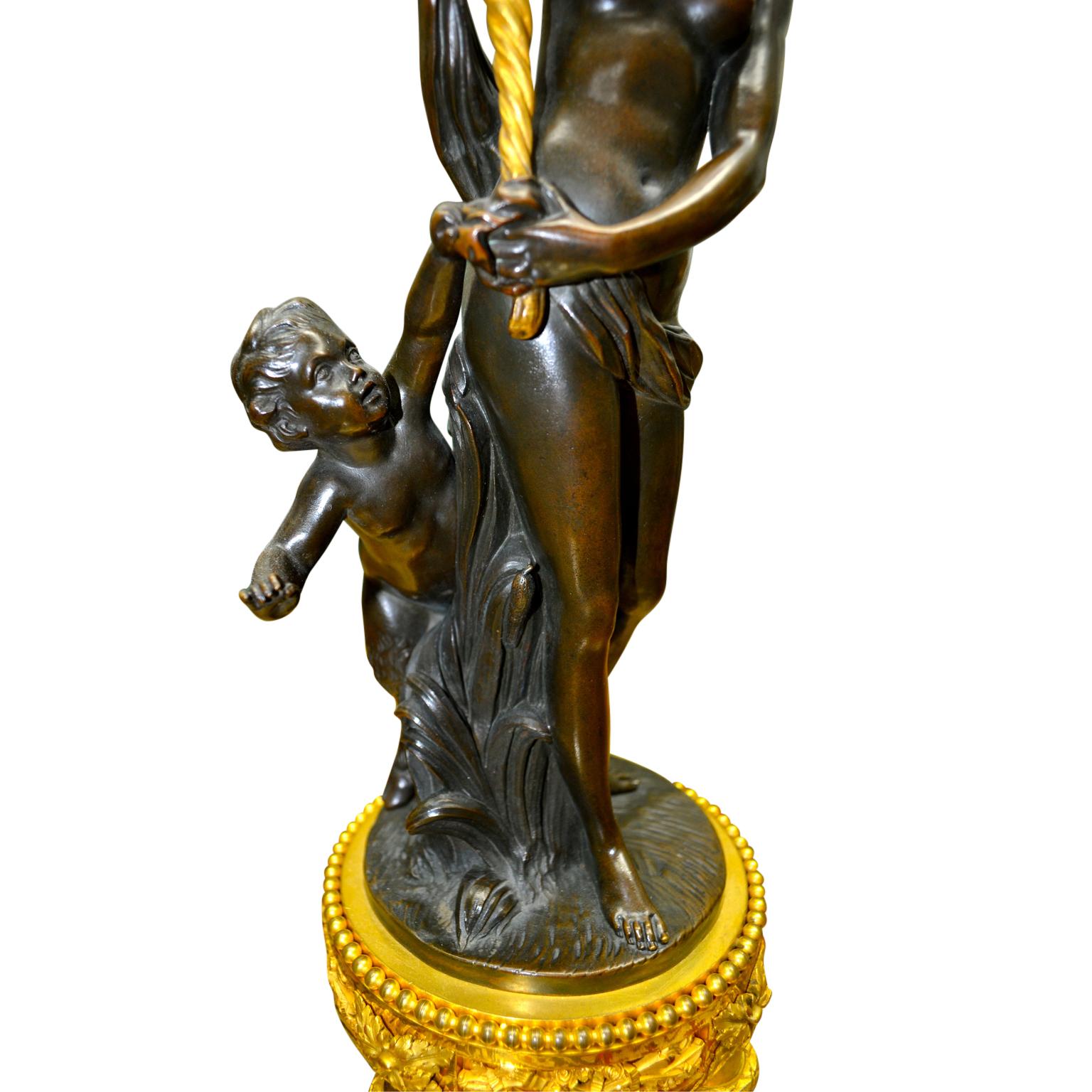 Paire de bronzes français en bronze  Candélabres figuratifs de style Louis XVI d'après Clodion en vente 1