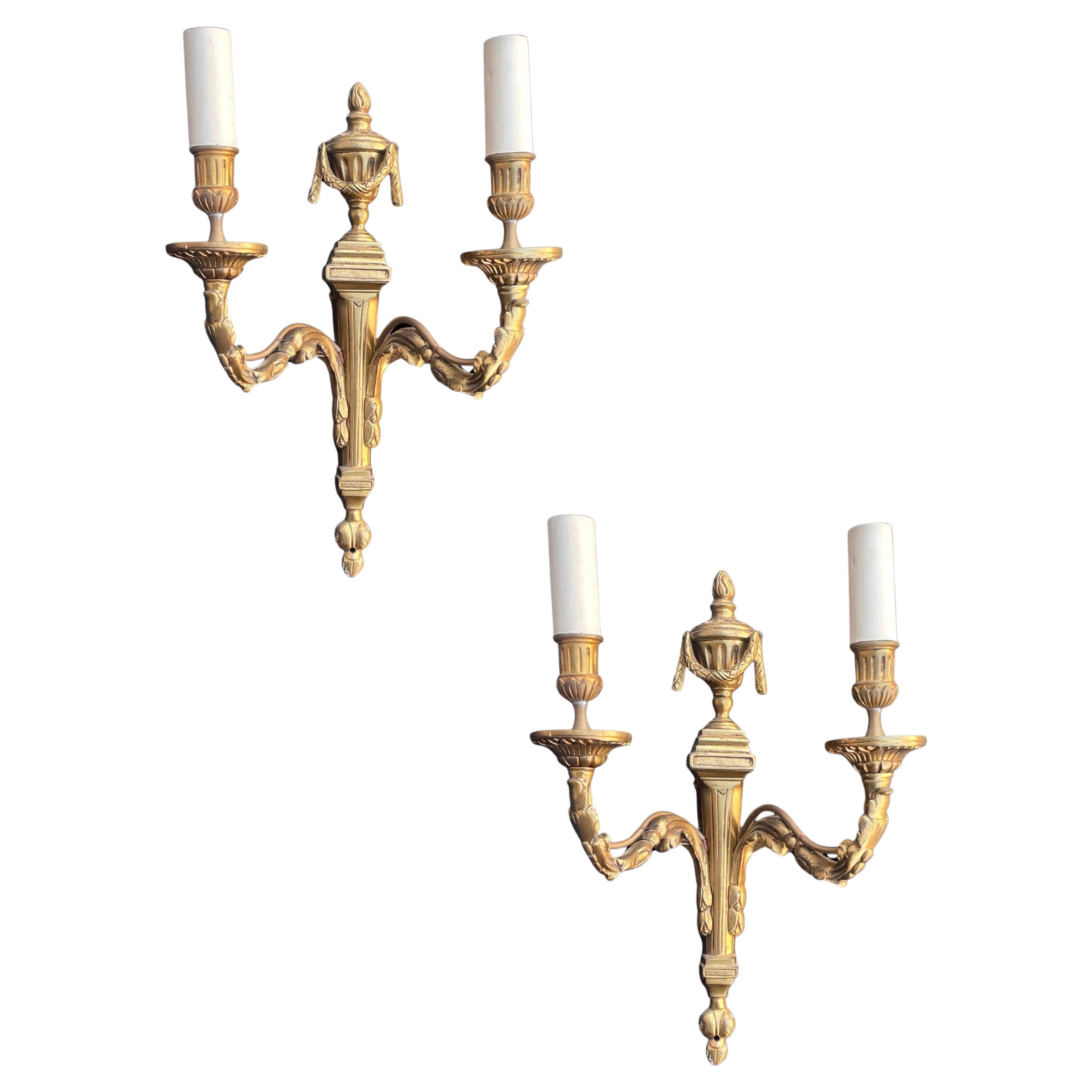 Zwei Wandleuchten im Louis-XVI-Stil aus Bronze