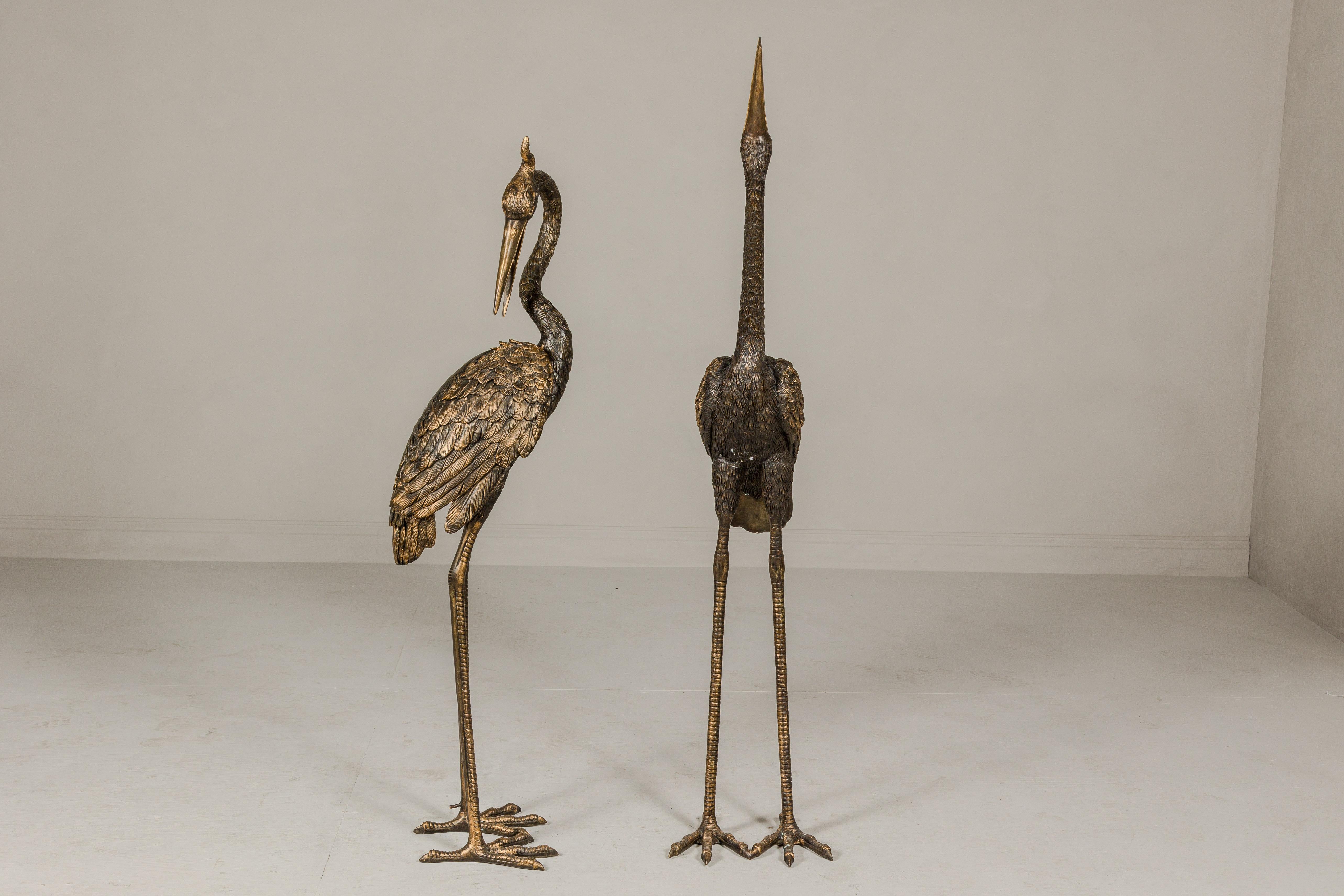 Paire de Cranes en bronze de Mandchourie à crête rouge en patine dorée, tubées comme des fontaines en vente 6