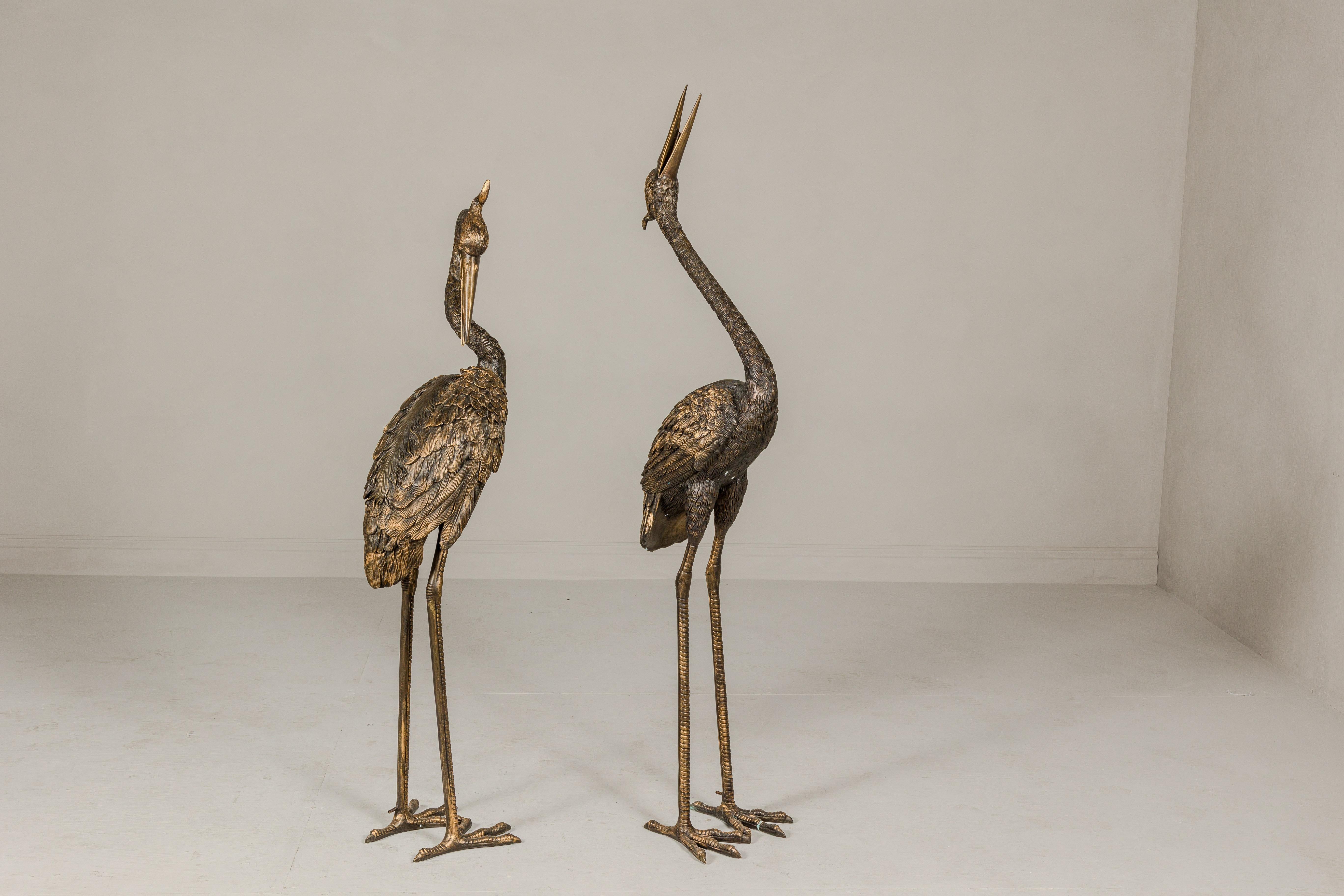 Paire de Cranes en bronze de Mandchourie à crête rouge en patine dorée, tubées comme des fontaines en vente 7