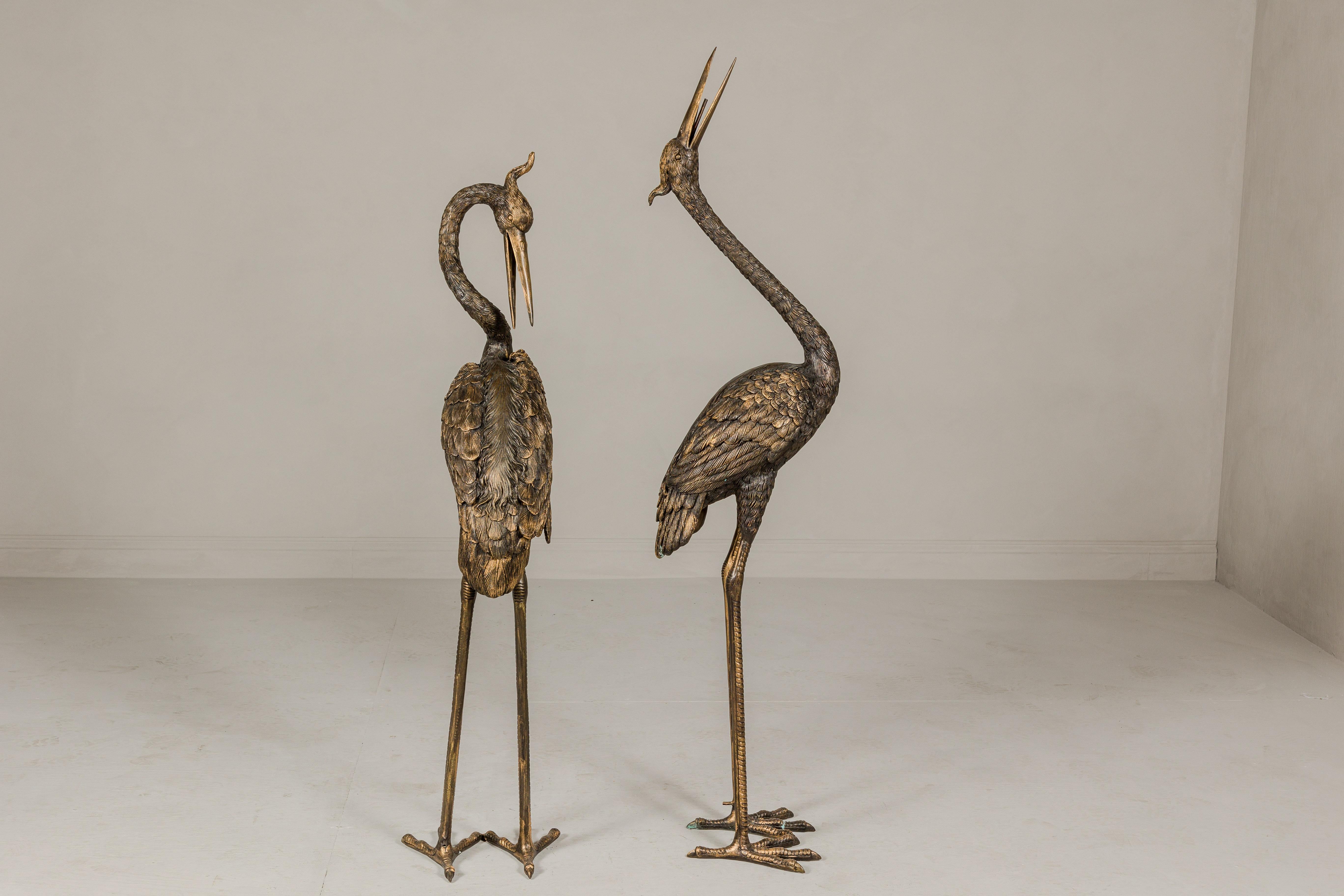 Paire de Cranes en bronze de Mandchourie à crête rouge en patine dorée, tubées comme des fontaines en vente 9