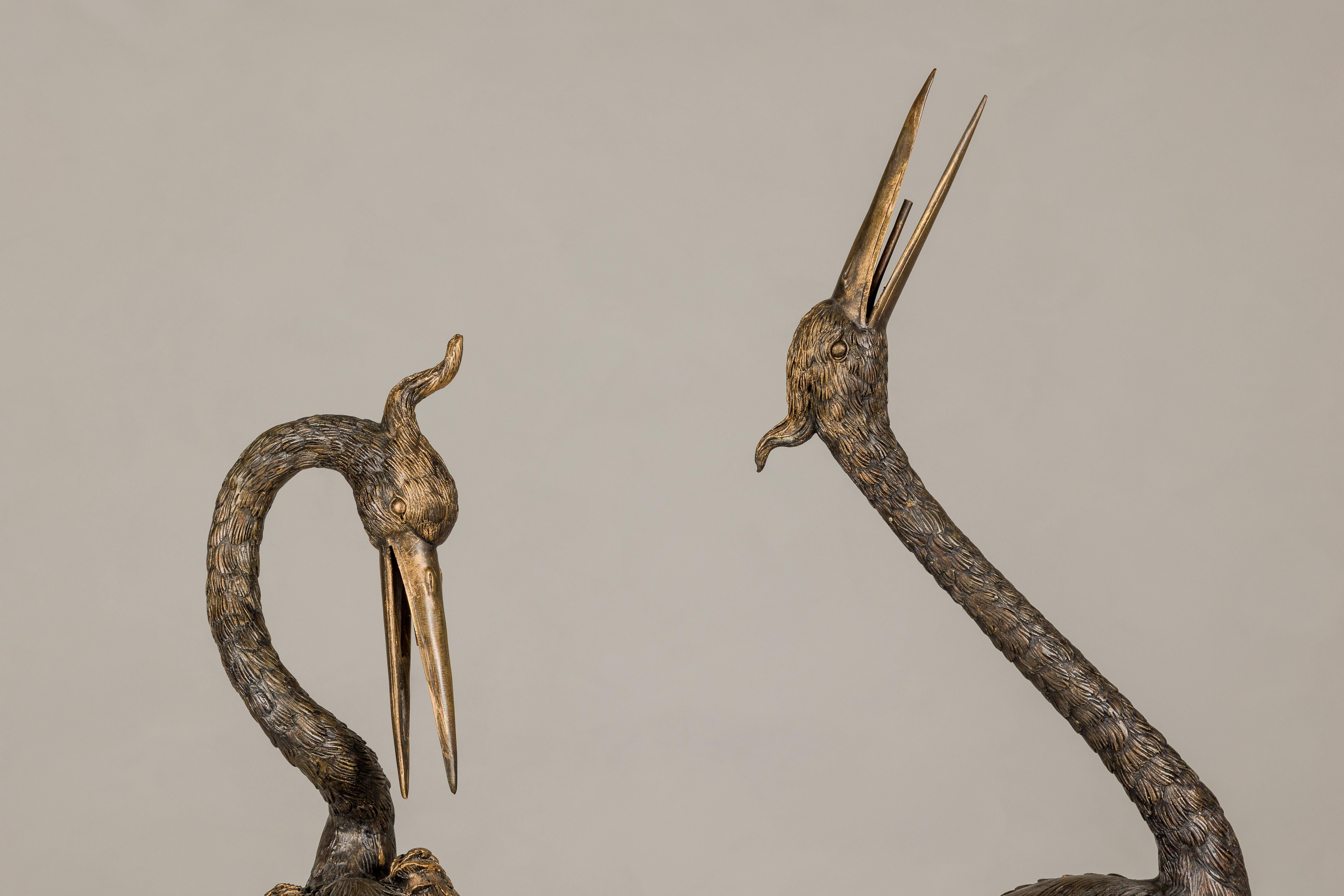 Paire de Cranes en bronze de Mandchourie à crête rouge en patine dorée, tubées comme des fontaines en vente 10