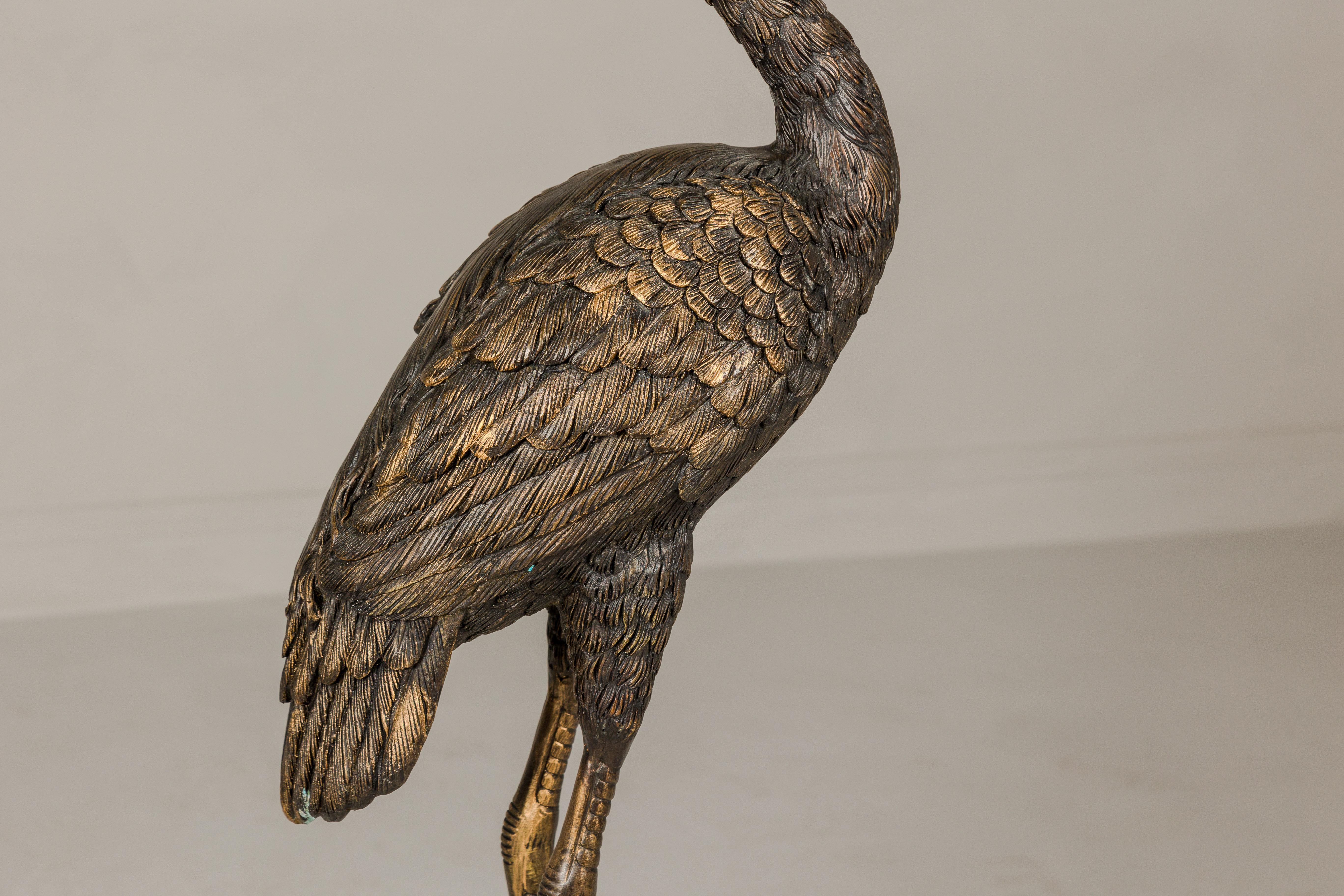 Paire de Cranes en bronze de Mandchourie à crête rouge en patine dorée, tubées comme des fontaines en vente 12