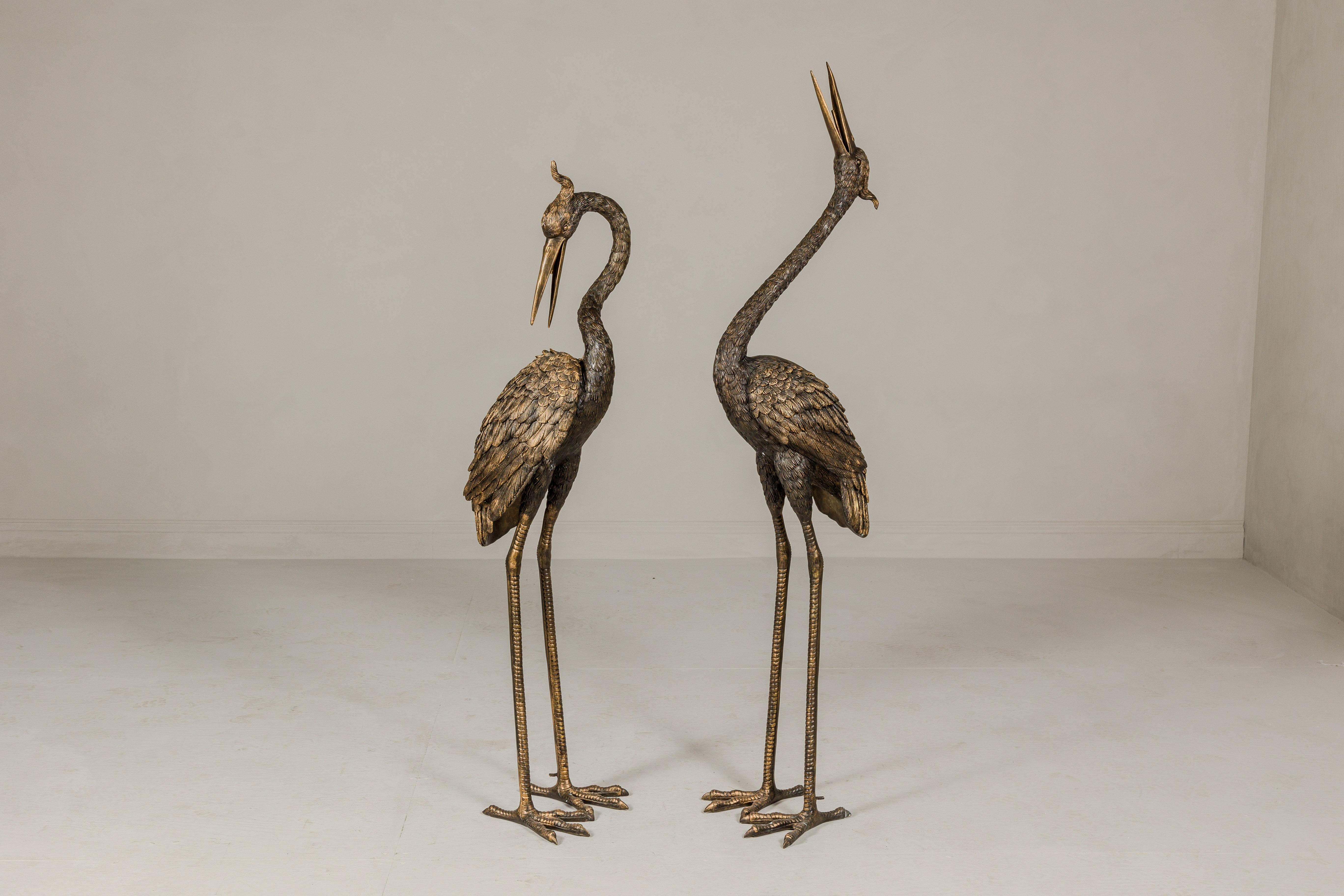Moulage Paire de Cranes en bronze de Mandchourie à crête rouge en patine dorée, tubées comme des fontaines en vente
