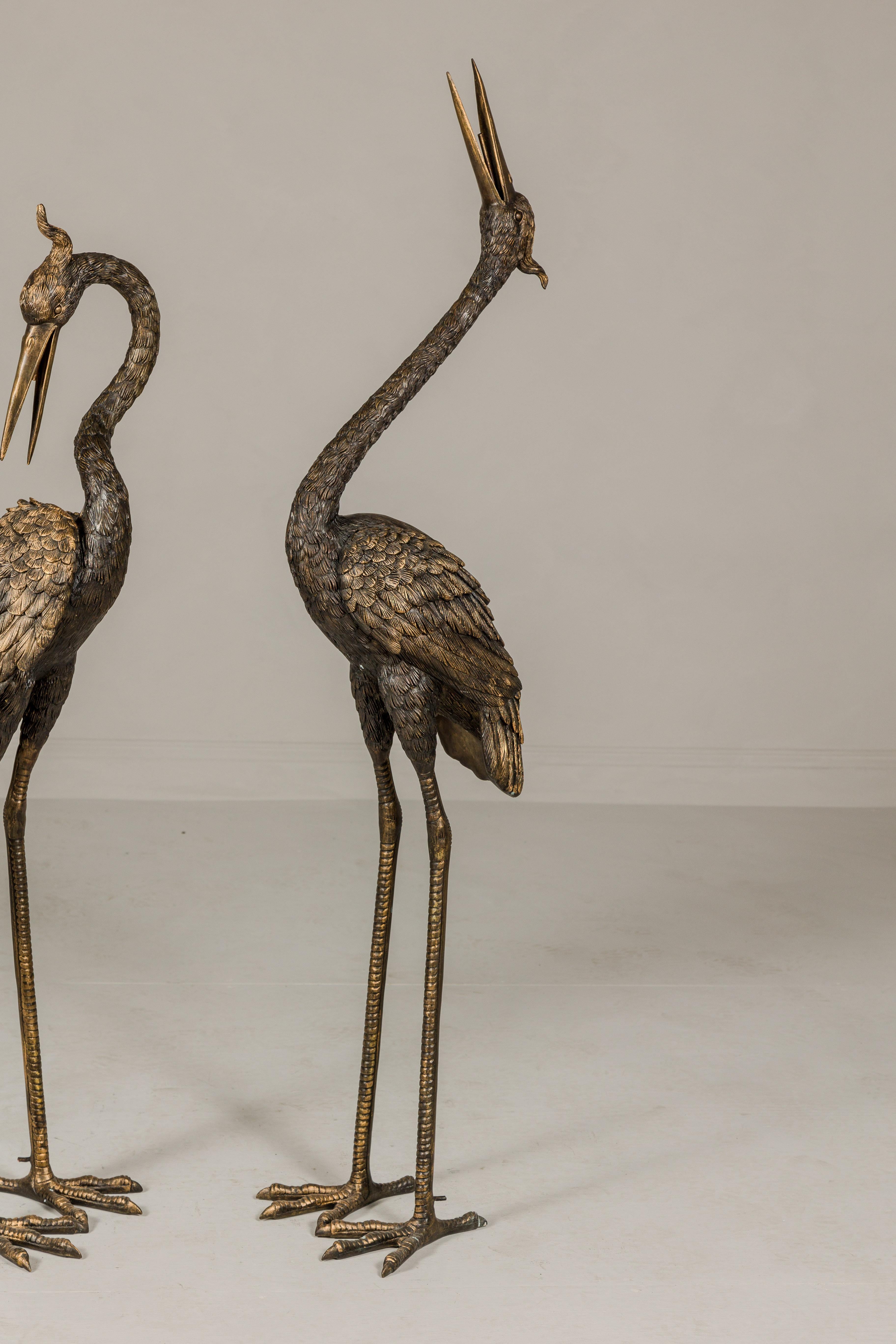 XXIe siècle et contemporain Paire de Cranes en bronze de Mandchourie à crête rouge en patine dorée, tubées comme des fontaines en vente