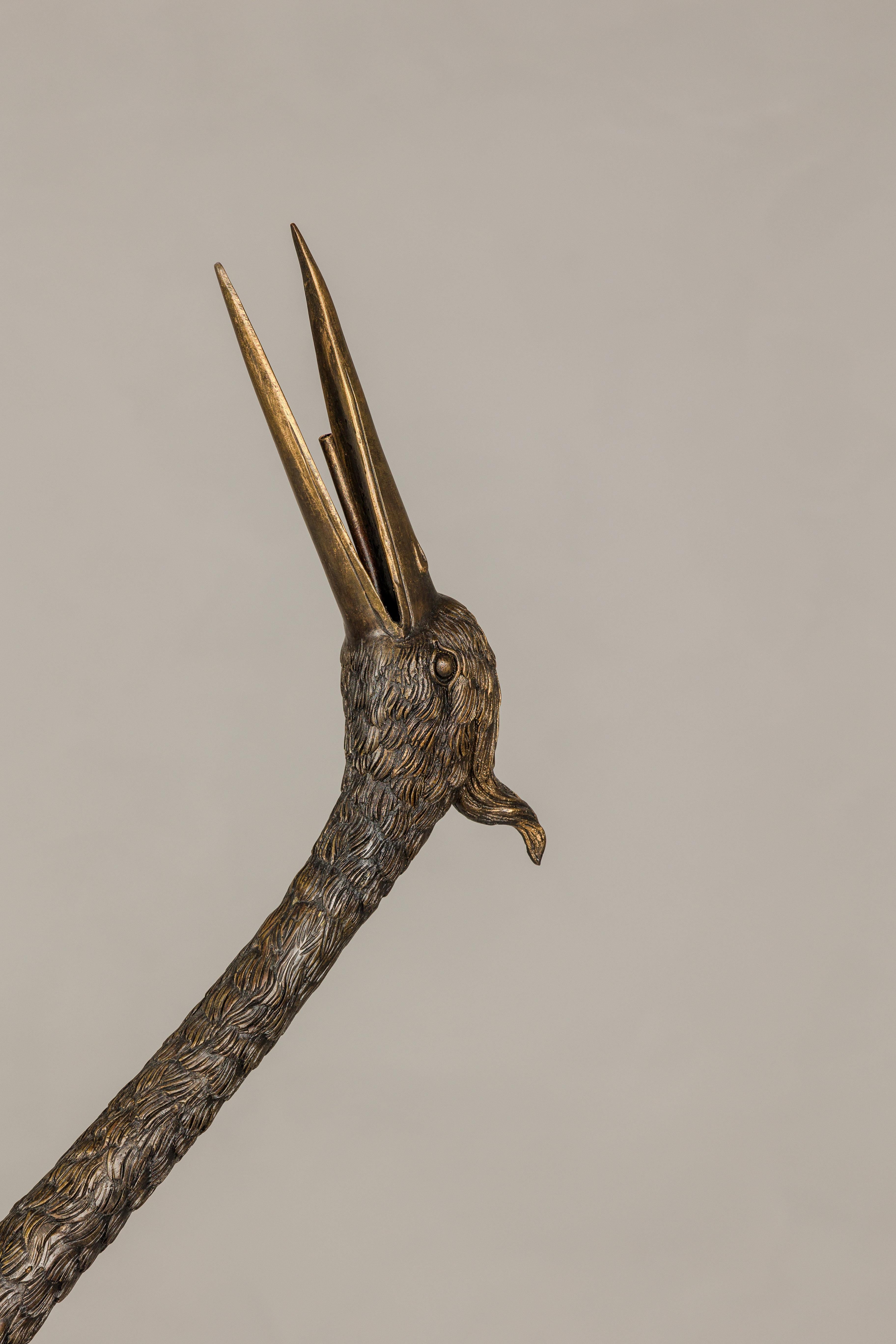 Paire de Cranes en bronze de Mandchourie à crête rouge en patine dorée, tubées comme des fontaines en vente 1