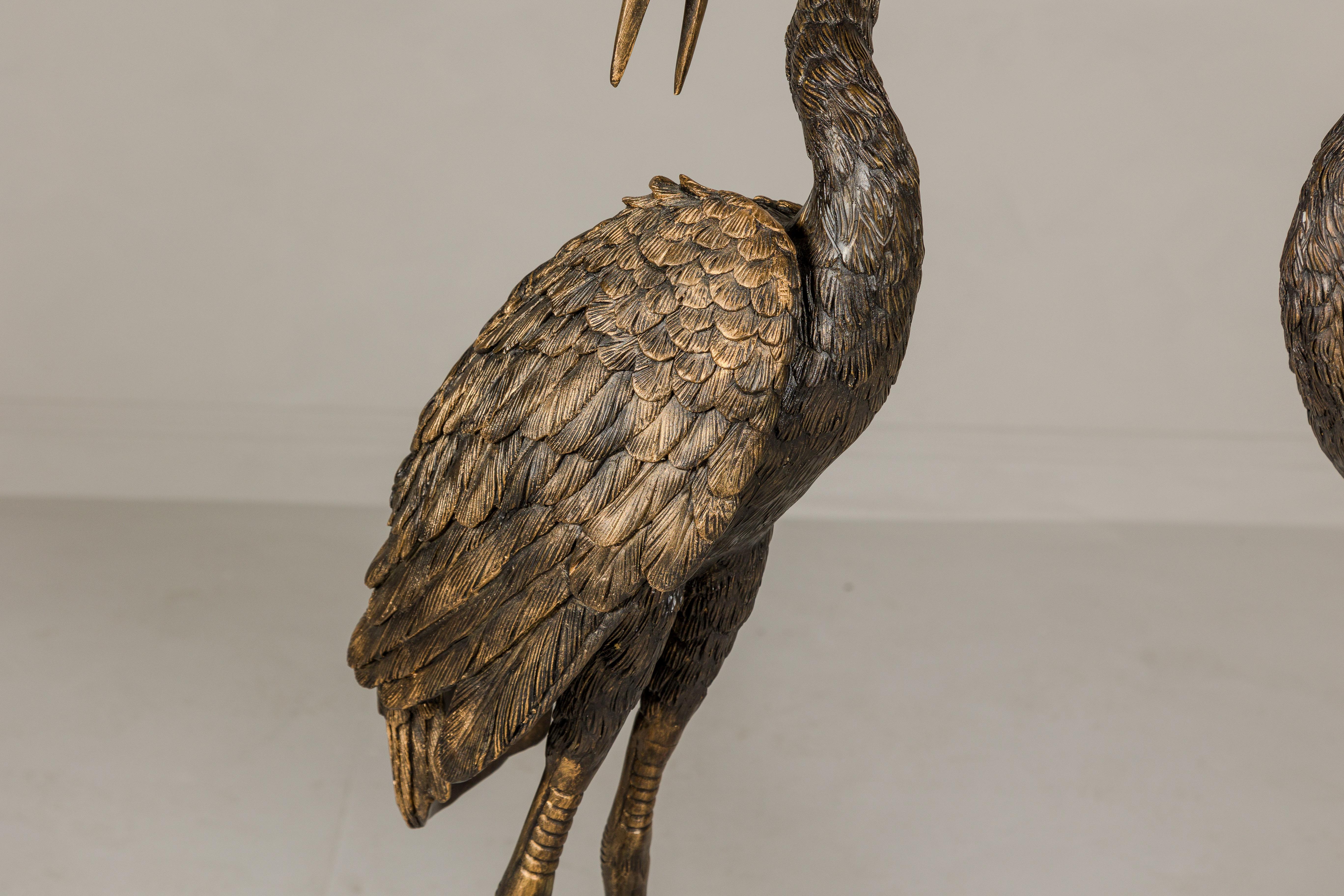 Paire de Cranes en bronze de Mandchourie à crête rouge en patine dorée, tubées comme des fontaines en vente 2
