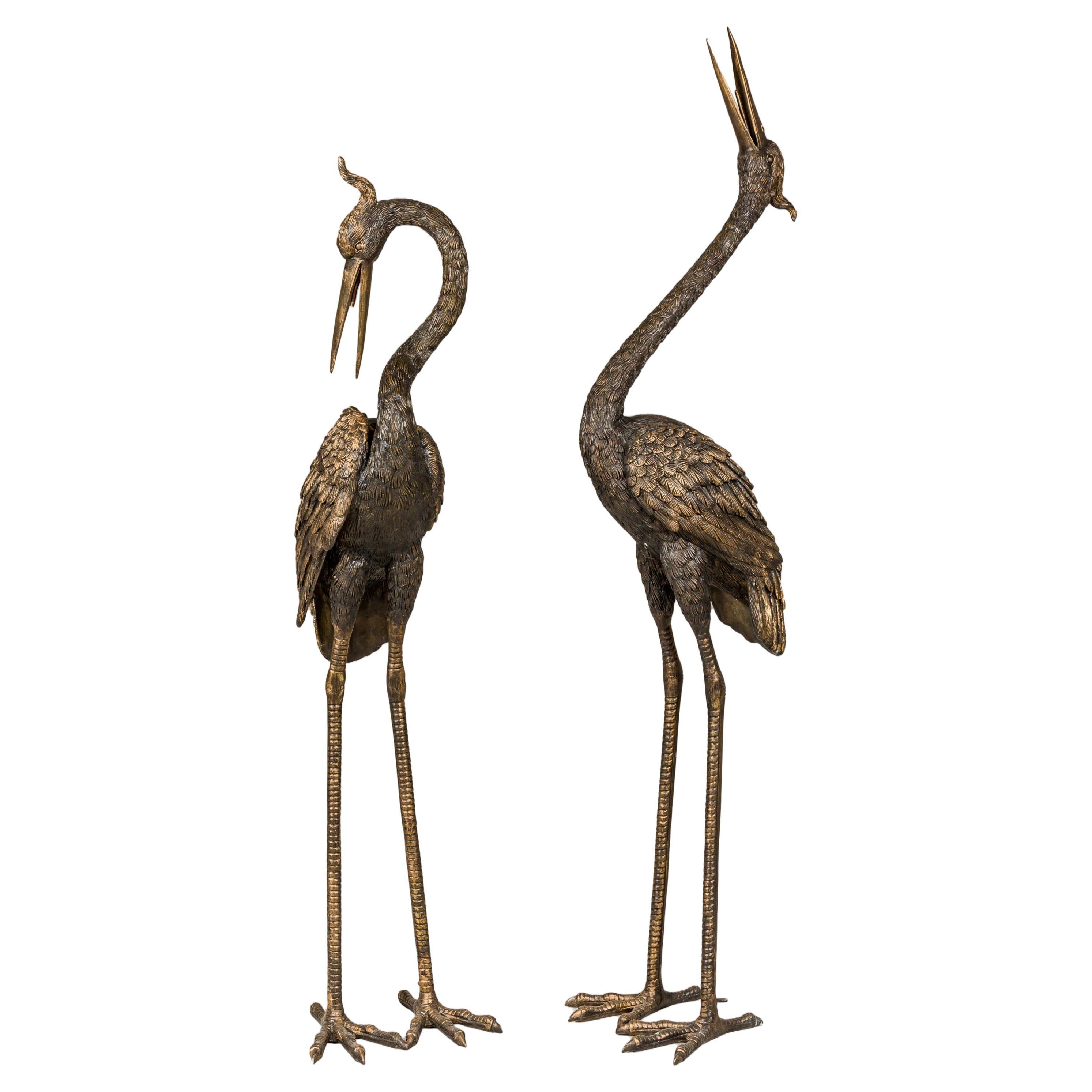 Paire de Cranes en bronze de Mandchourie à crête rouge en patine dorée, tubées comme des fontaines en vente