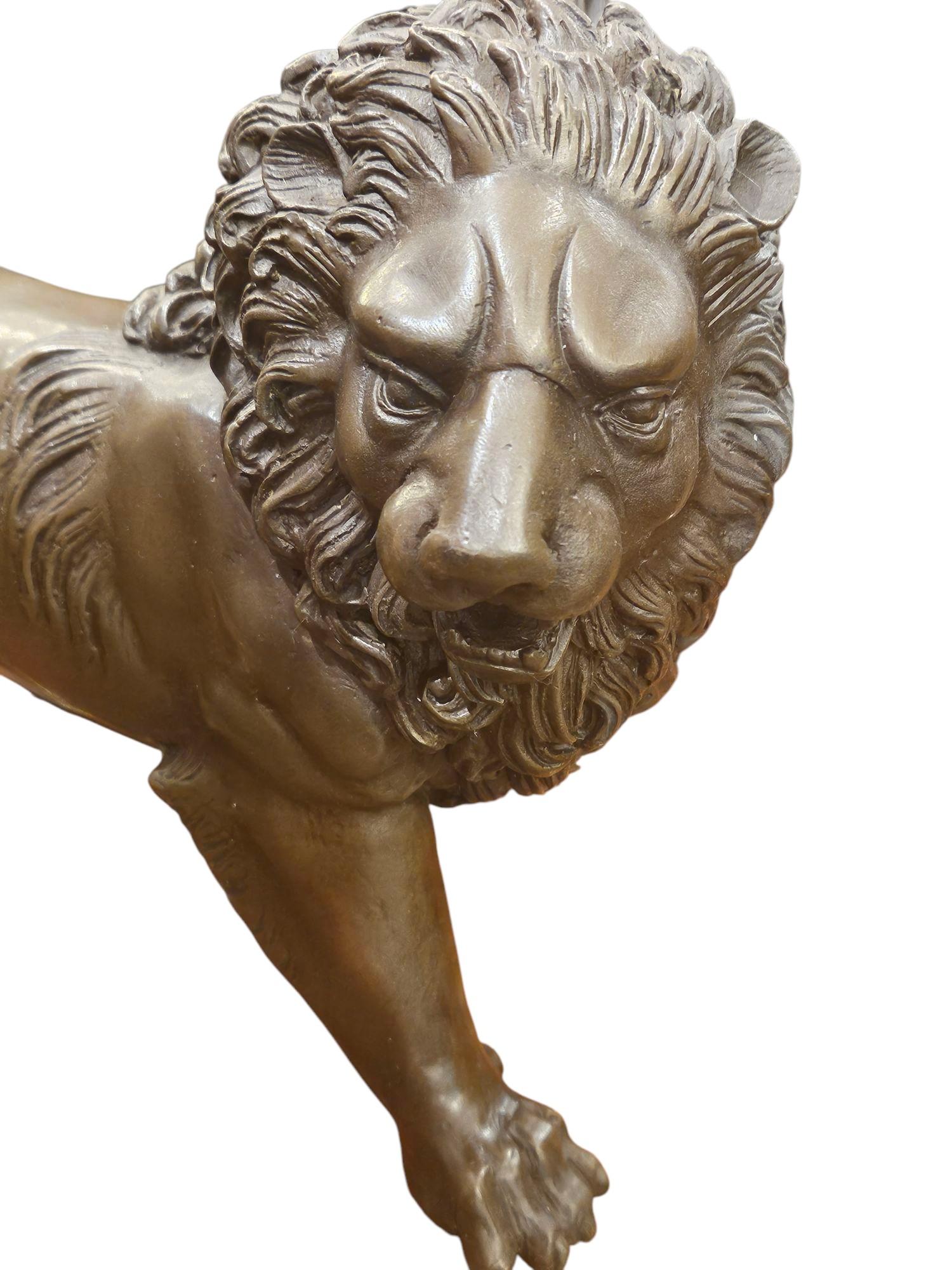 Pareja de leones mediceos de bronce Renacimiento en venta