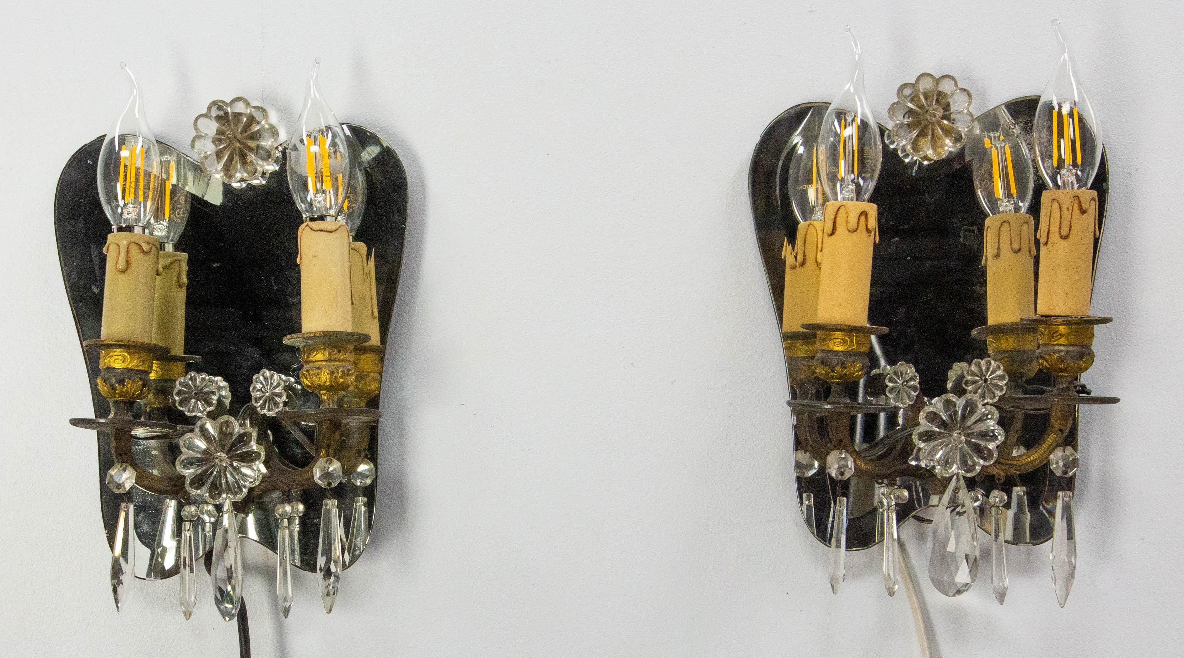 French pair of wall sconces in bevelled mirror, brass & glass tassels 
Wall lights giving a lovely warm light.
Made in the 20th mid-century circa 1960 in the Louis XV style.
Tassels and flowers made in art glass.
A fissure is visible on the corner