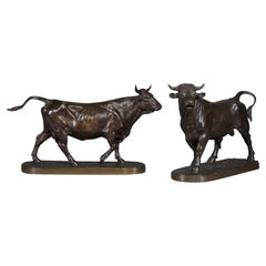 Paire de modèles en bronze d'un taureau debout et d'une vache en train de courir, vers 1890