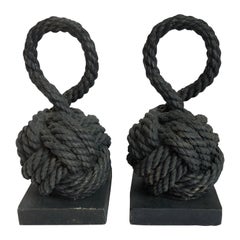 Paire de serre-livres en bronze à nœud de singe à la taille