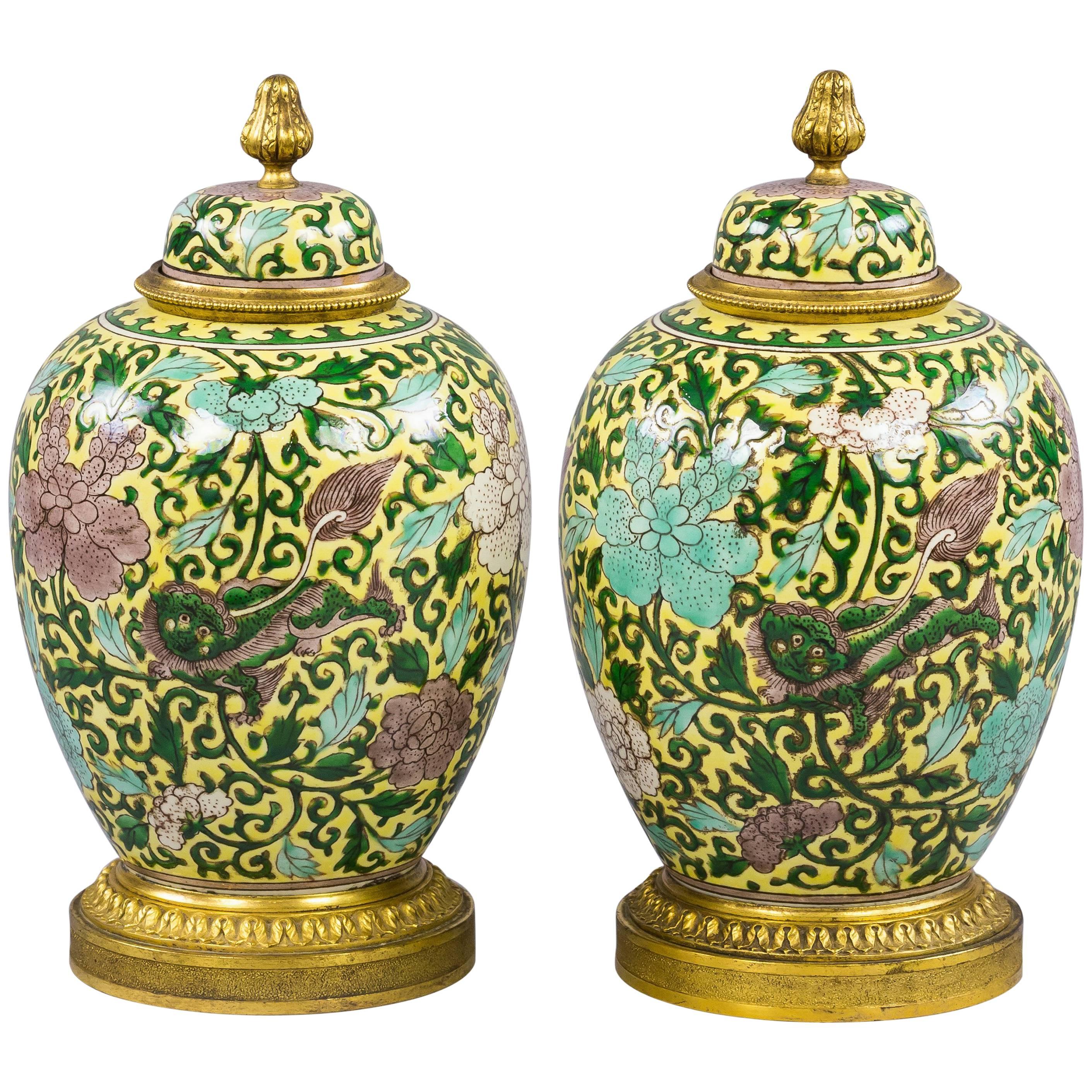 Pareja de jarras chinas con tapa Famille Jaune montadas en bronce, hacia 1875