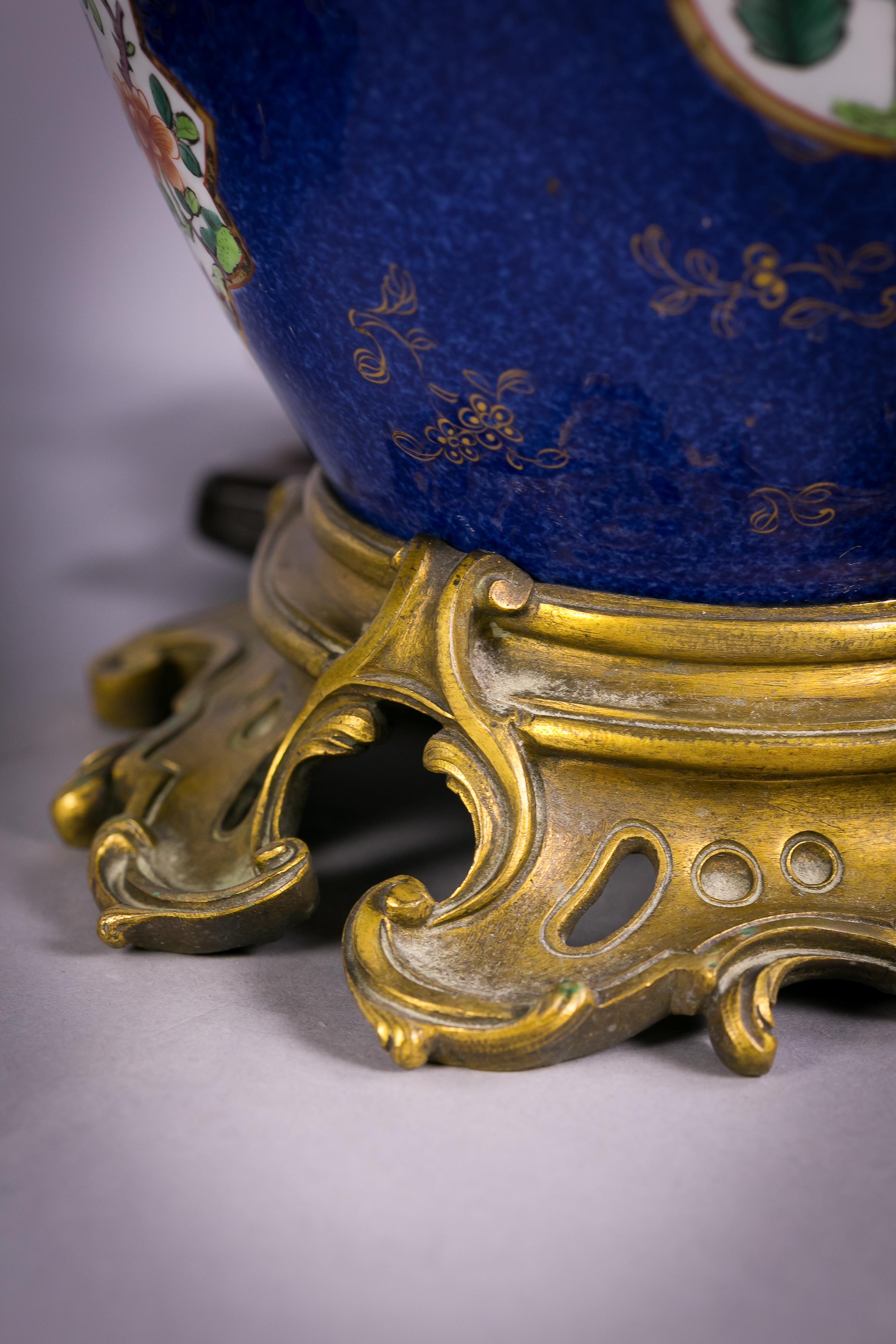Pareja de jarrones de porcelana china montados como lámparas en bronce, hacia 1880 Chino en venta