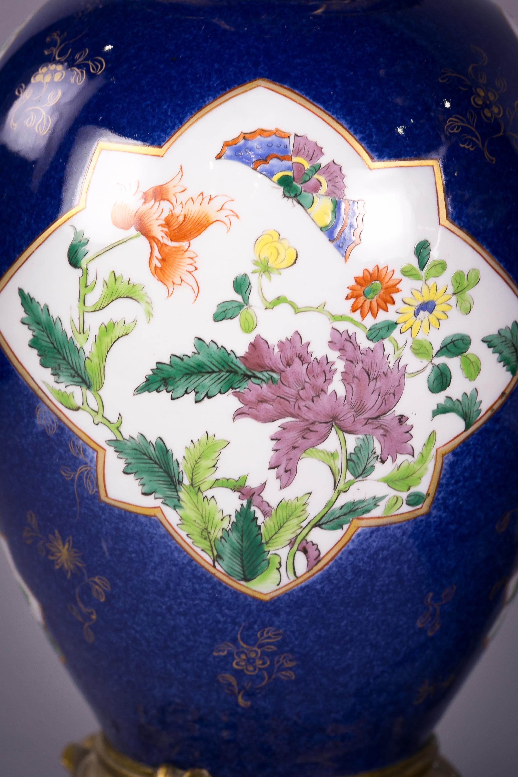 Fin du XIXe siècle Paire de vases en porcelaine chinoise montés sur bronze et montés comme lampes, vers 1880 en vente