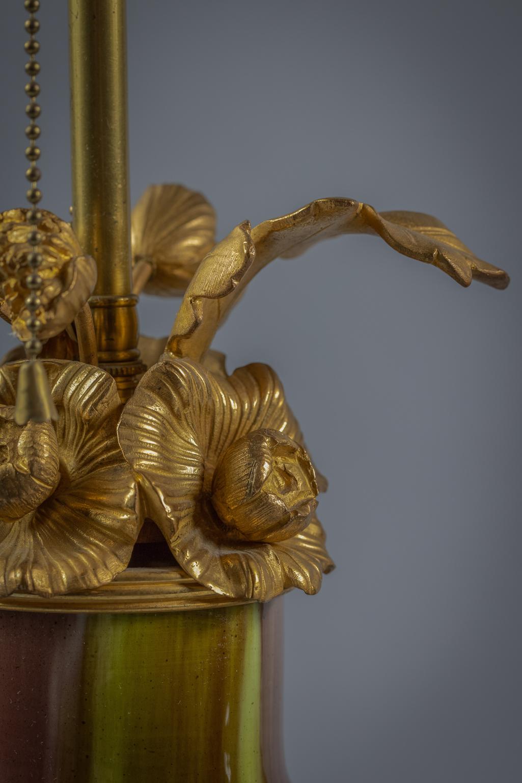 Paar bronzebeschlagene Porzellanlampen im chinesischen Stil, französisch, um 1900 im Zustand „Gut“ im Angebot in New York, NY