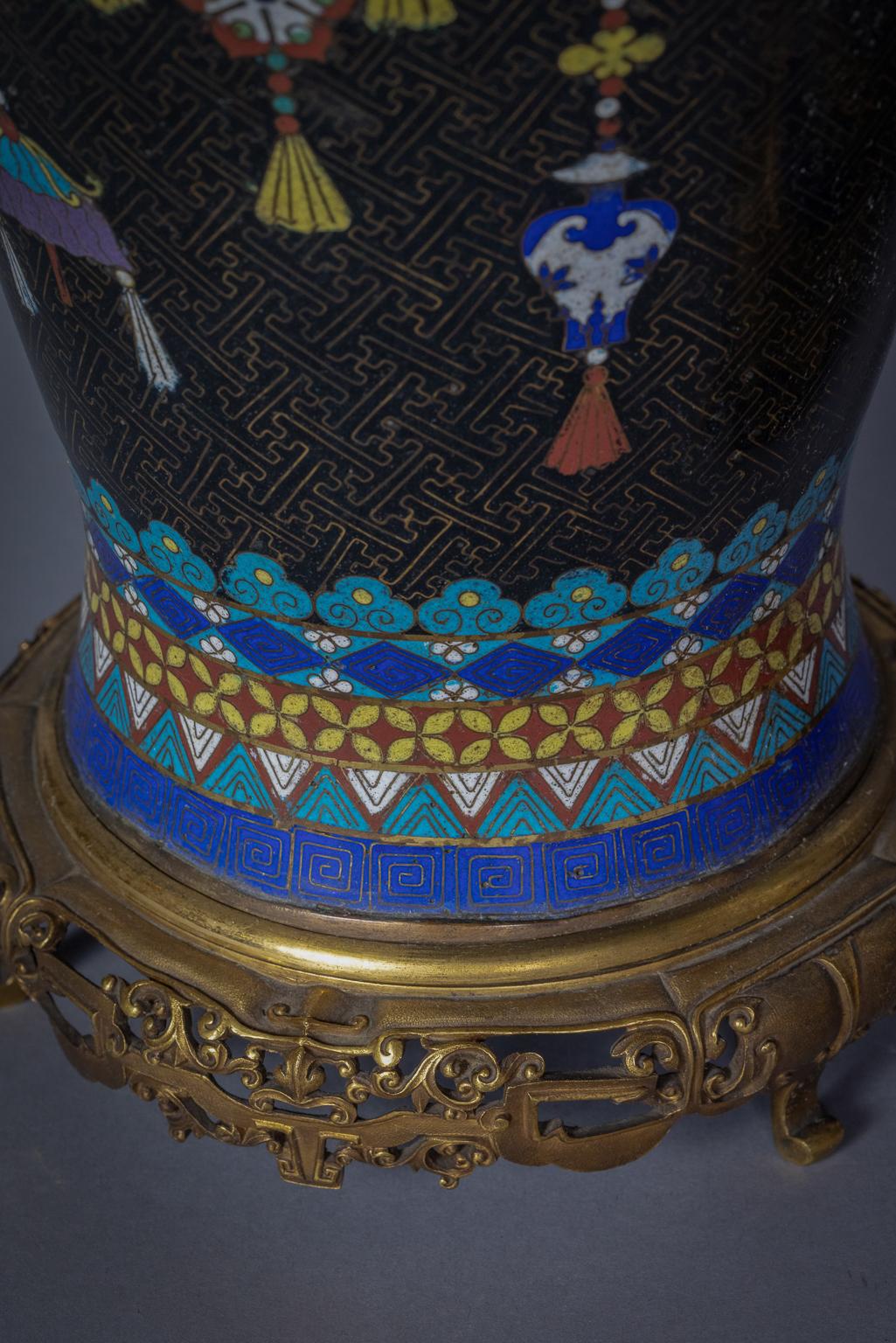 Paar bronzebeschlagene Cloisonné-Chinoiserie-Lampen, französisch, um 1880 (Spätes 19. Jahrhundert) im Angebot