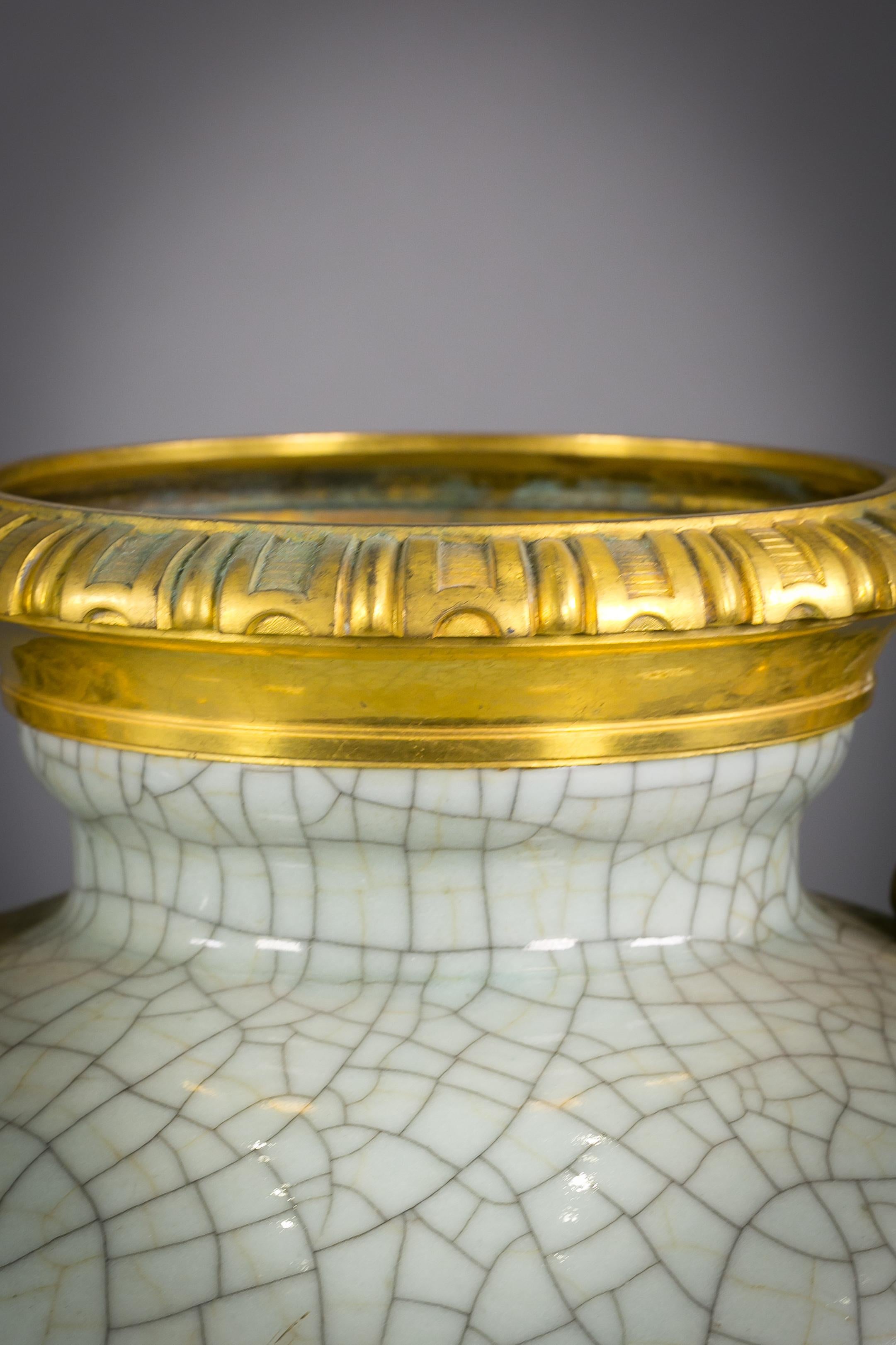 Cinese Coppia di vasi in celadon crepato montati su bronzo, Francia, 1880 circa in vendita