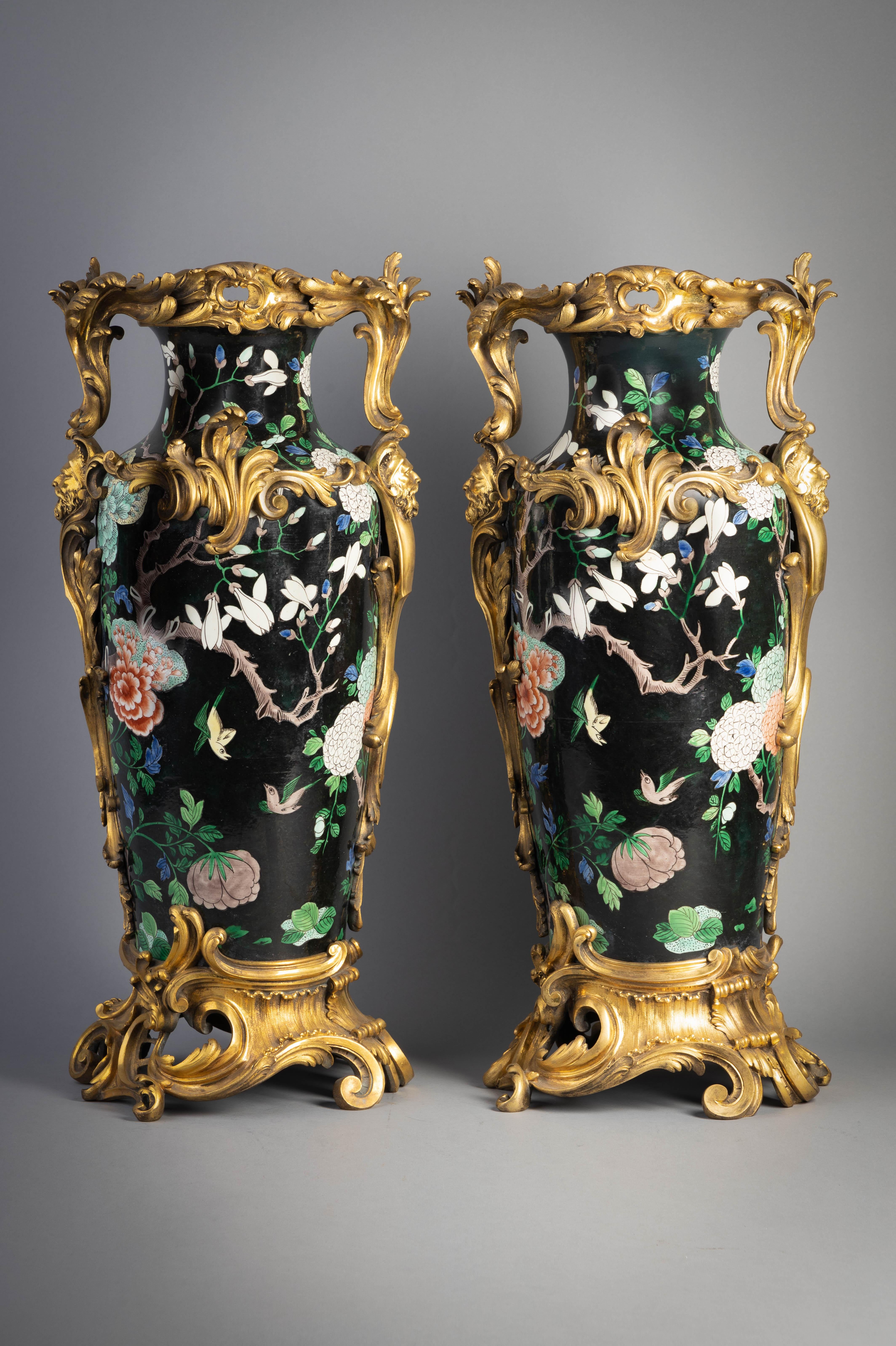 Cinese Coppia di vasi Famille Noire montati in bronzo, 1850 circa in vendita