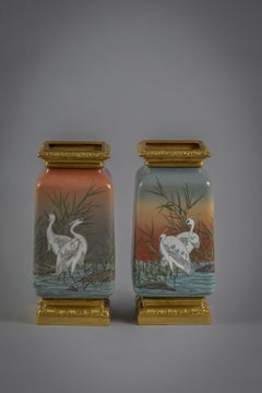Paire de vases japonais en cloisonné montés sur bronze, datant d'environ 1875