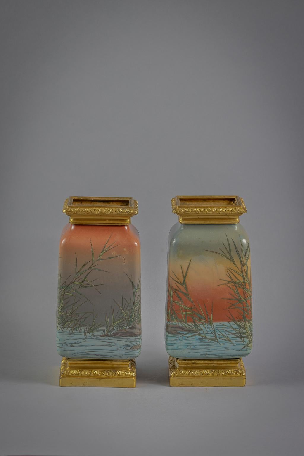 Paar bronzemontierte japanische Cloisonné-Vasen aus Bronze, um 1875 (Japanisch) im Angebot