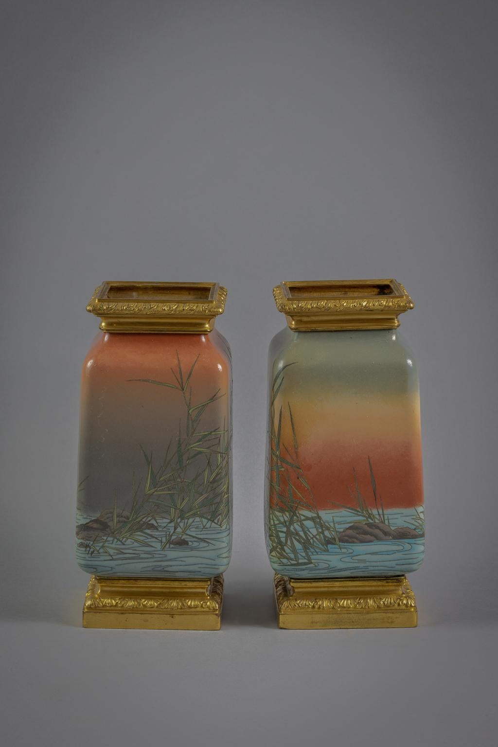 Cloisonné Coppia di vasi cloisonné giapponesi con montatura in bronzo, 1875 circa in vendita