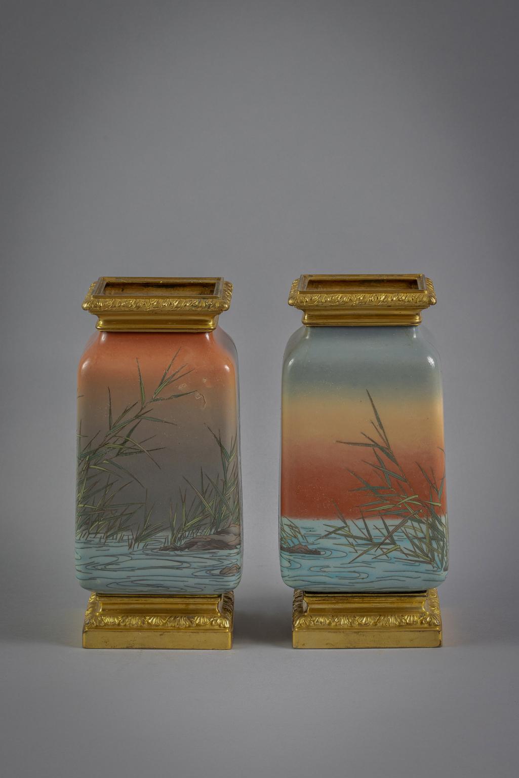 Coppia di vasi cloisonné giapponesi con montatura in bronzo, 1875 circa In condizioni buone in vendita a New York, NY