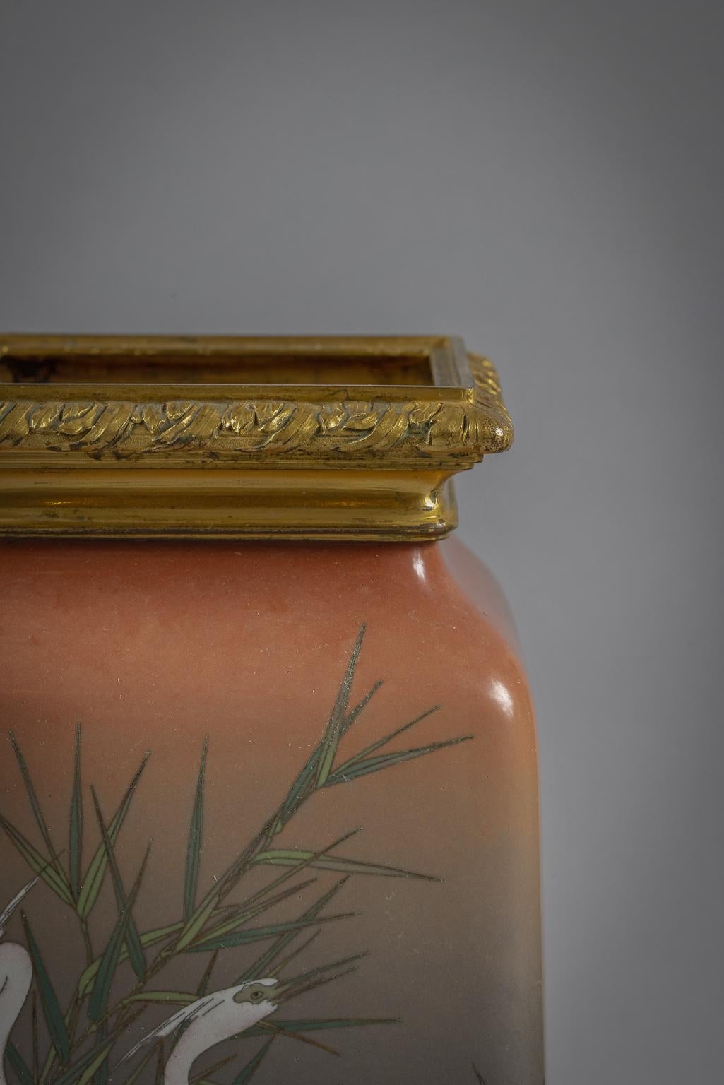Paar bronzemontierte japanische Cloisonné-Vasen aus Bronze, um 1875 (Emaille) im Angebot