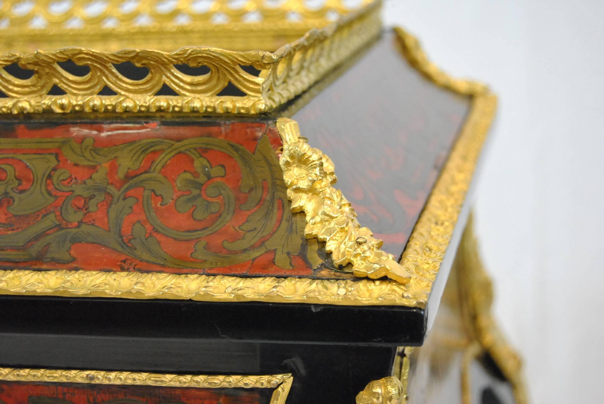 Oggetti in metallo Coppia di fioriere in bronzo Luigi XVI in stile intarsio Boulle francese in vendita