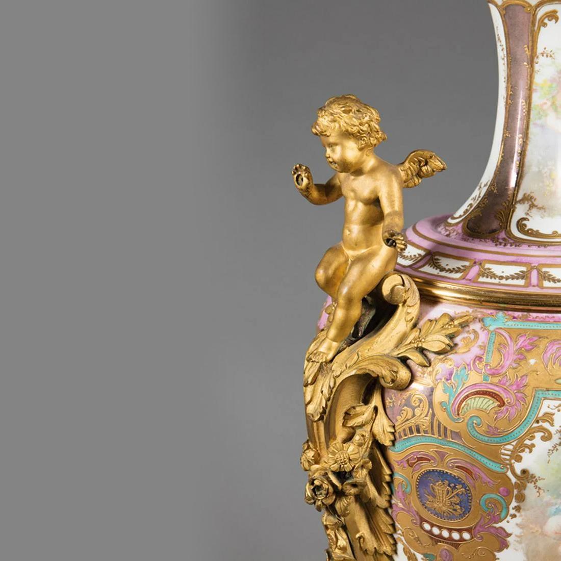 Coppia di vasi in porcellana dorata e policroma con montatura in bronzo di Sèvres con coperchio in vendita 8