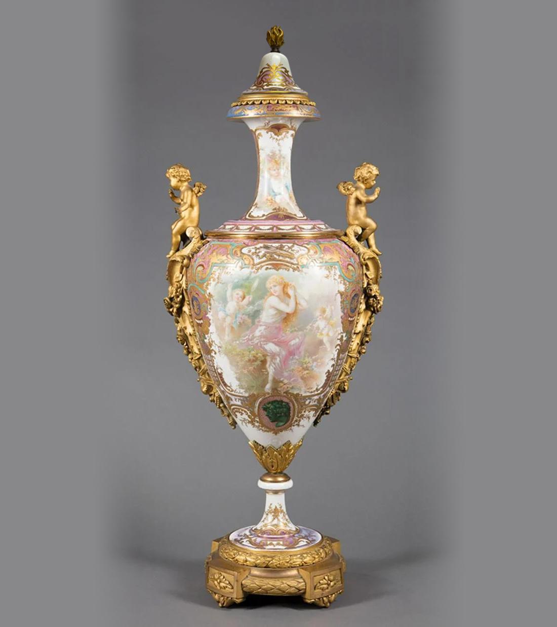 Coppia di vasi in porcellana dorata e policroma con montatura in bronzo di Sèvres con coperchio In condizioni buone in vendita a New York, NY