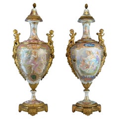 Paire de vases en porcelaine polychrome et dorée, montés sur bronze, de style Sèvres, avec couvercles