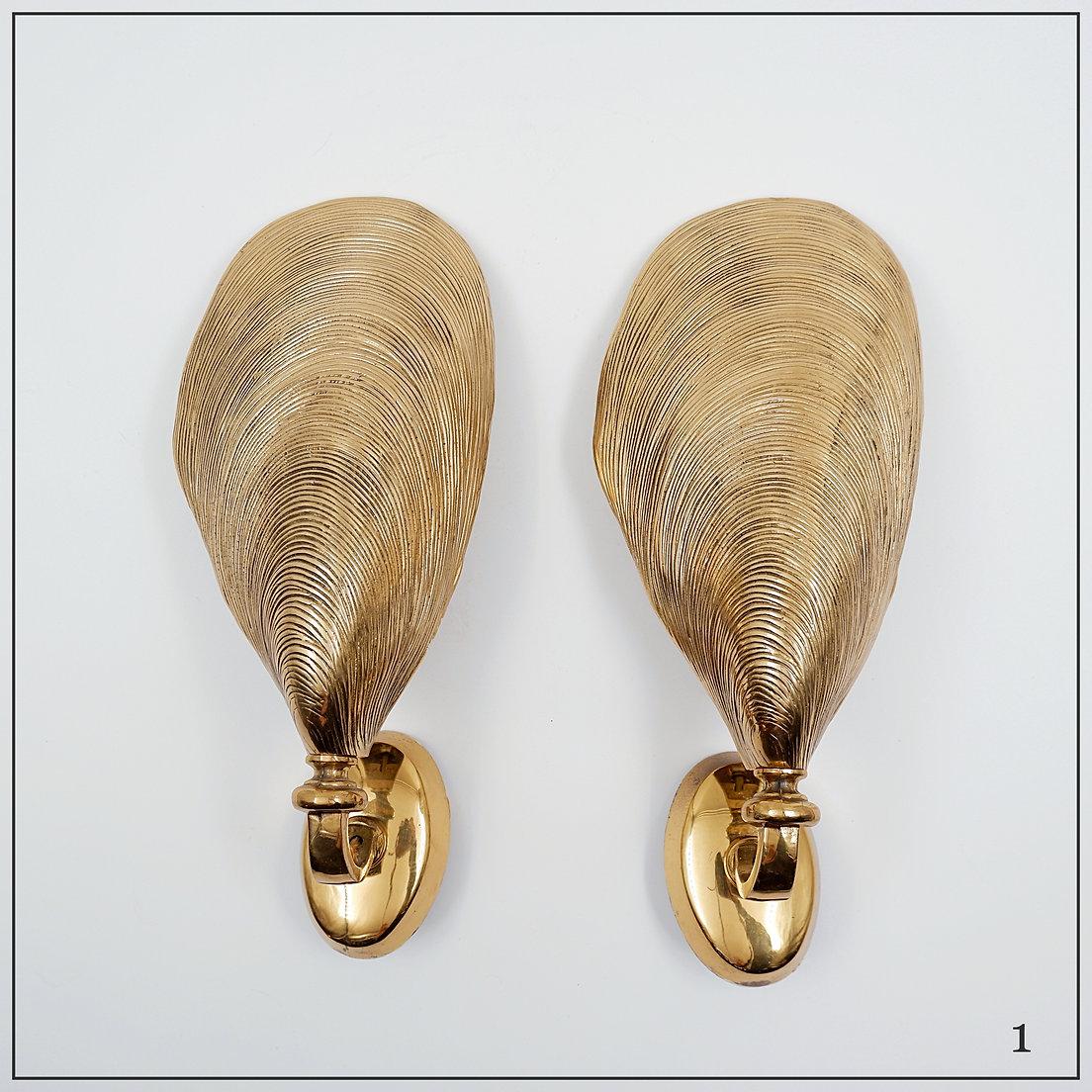 Pair of Bronze Mussel Shell, possibly Maison Jansen, Sconces - 1970s (2 pairs available)
Hollywood Regency style - Wall Light
Pair of mid-century wall sconces, attributed to Maison Jansen, France, circa 1970s. Shaped like mussel shells and crafted