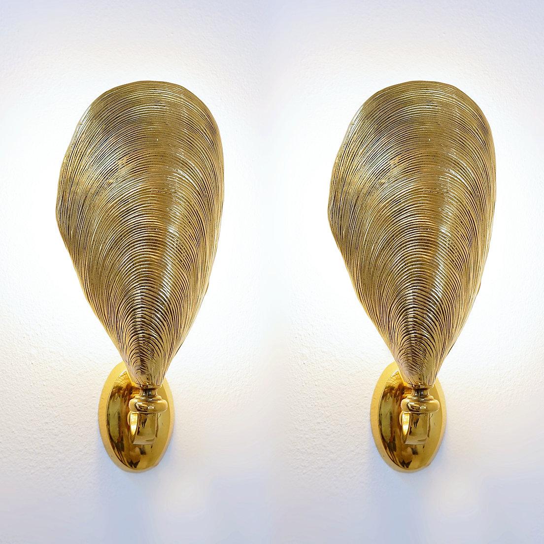 Coppia di lampade a conchiglia in bronzo della Maison Jansen - anni '70 (3 coppie disponibili)
Hollywood Regency - Vintage - Design
Coppia di appliques della metà del secolo scorso, attribuite alla Maison Jansen, Francia, circa anni Settanta. A
