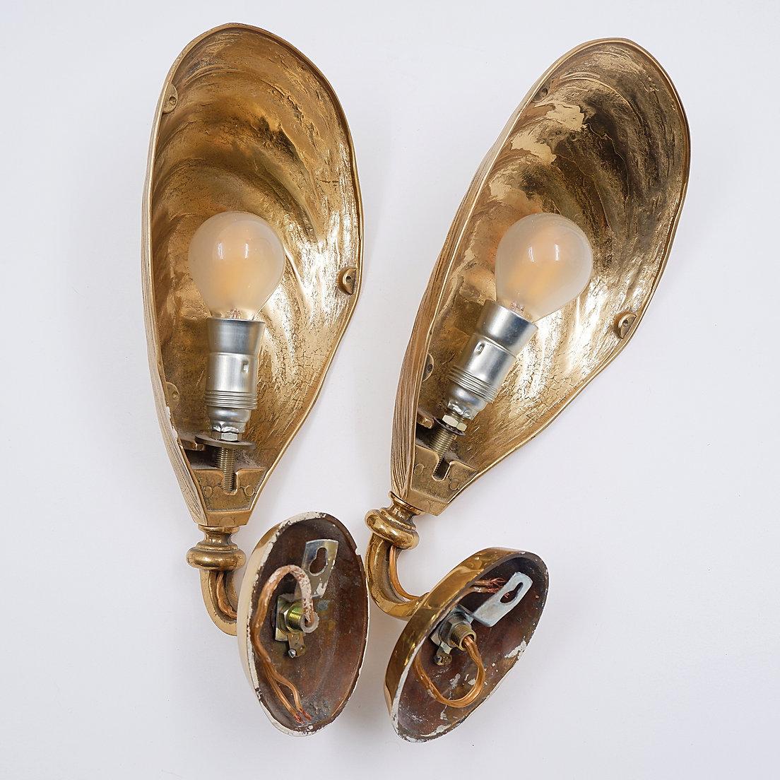 French Pair of Bronze Mussel Shell Sconces - 1970s (2 pairs available) For Sale