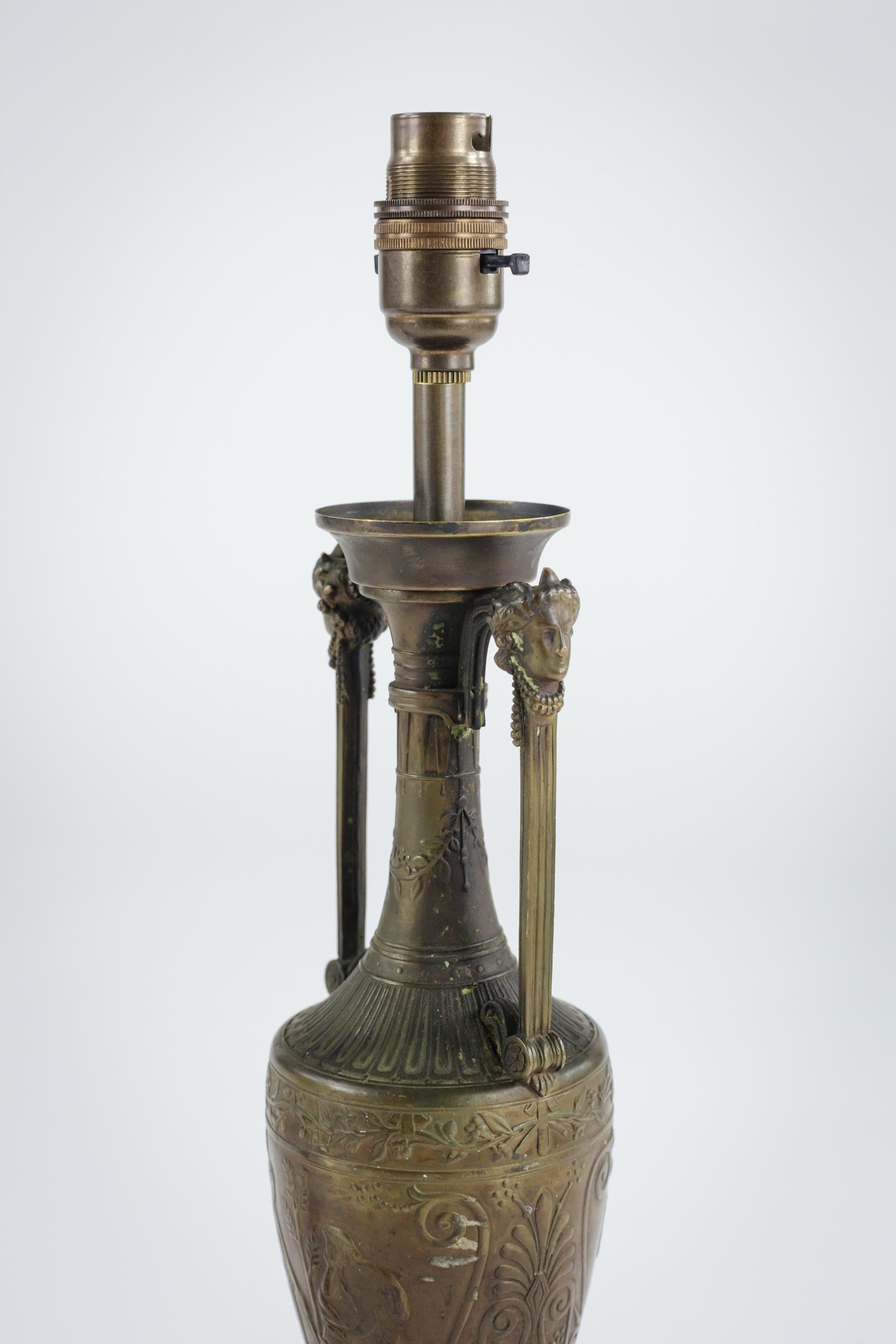 Paire de vases en bronze Neo Grec montés en lampes par Ferdinand Barbedienne en vente 3