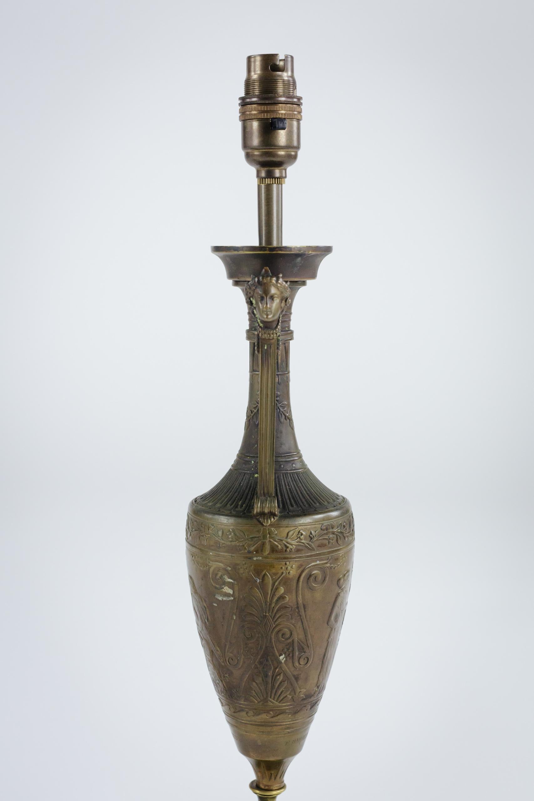 Paire de vases en bronze Neo Grec montés en lampes par Ferdinand Barbedienne en vente 4