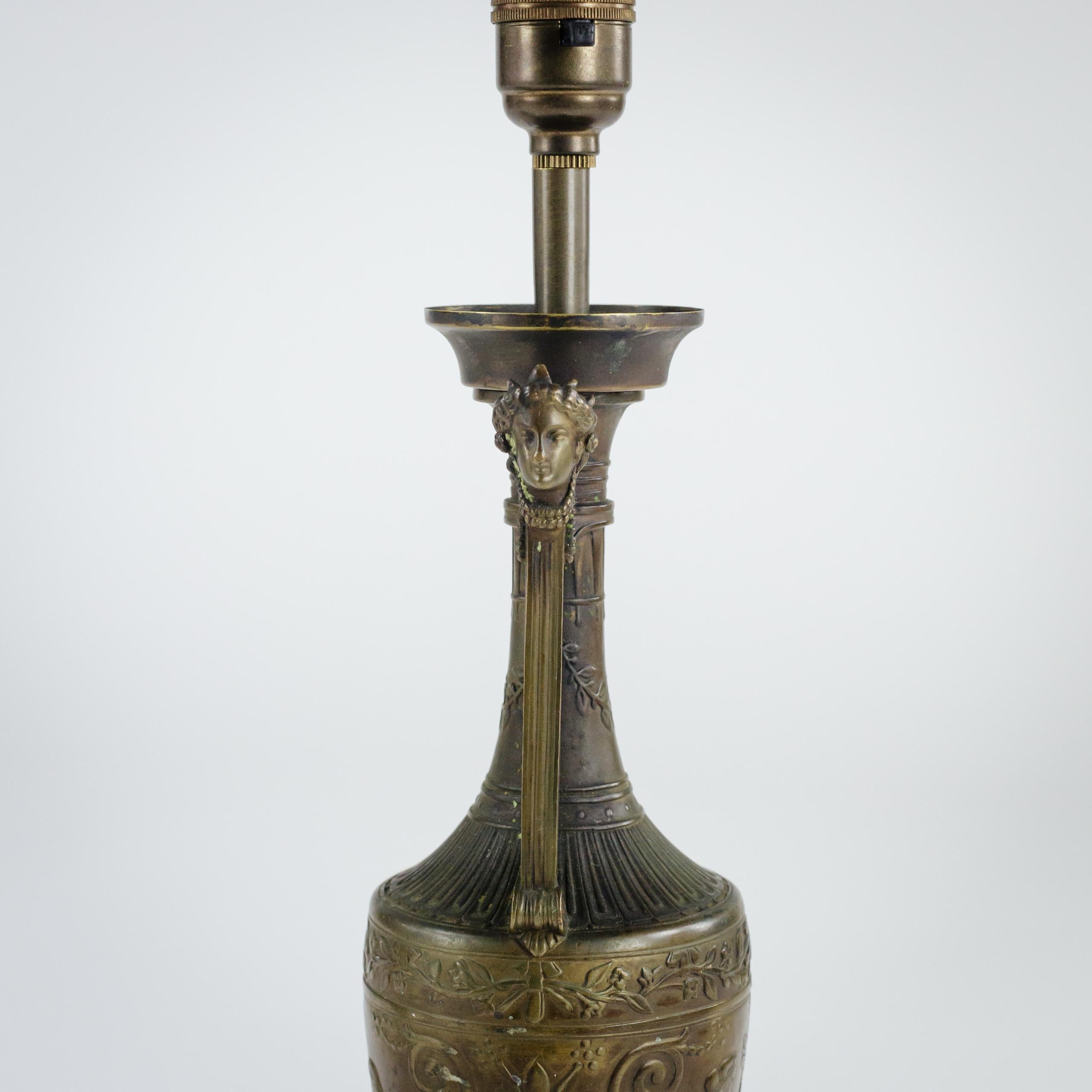 Paire de vases en bronze Neo Grec montés en lampes par Ferdinand Barbedienne en vente 5