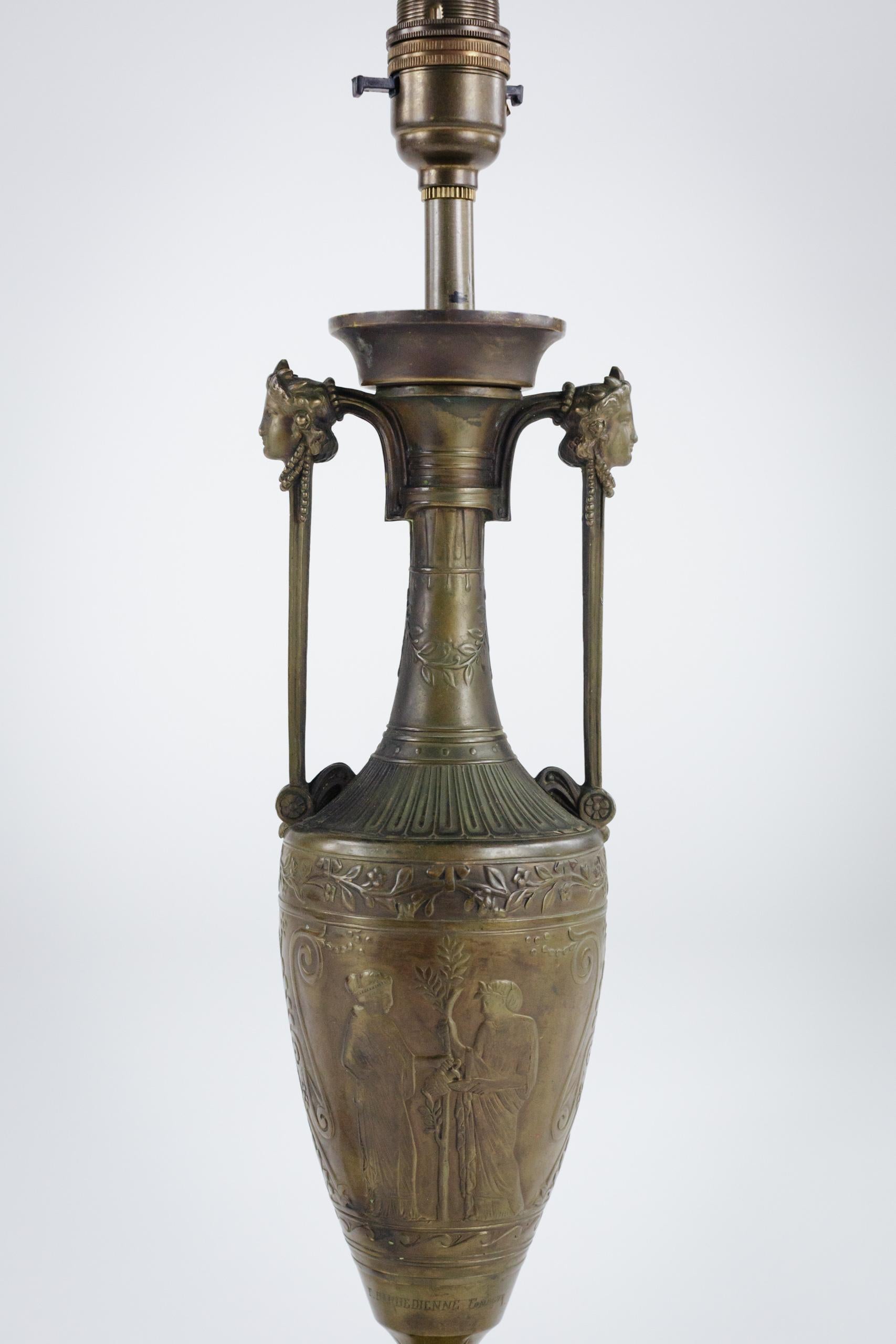 Paire de vases en bronze Neo Grec montés en lampes par Ferdinand Barbedienne en vente 6