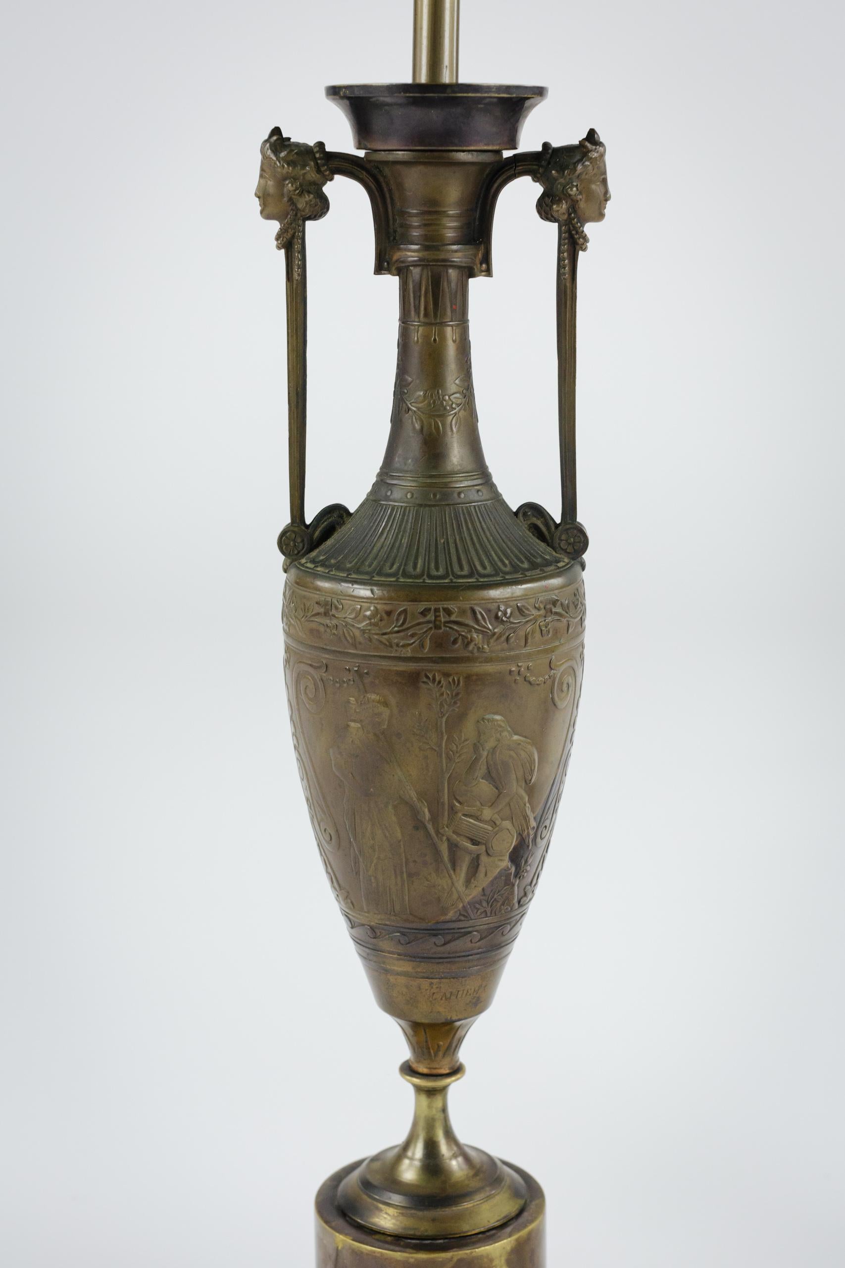 Paire de vases en bronze Neo Grec montés en lampes par Ferdinand Barbedienne en vente 7